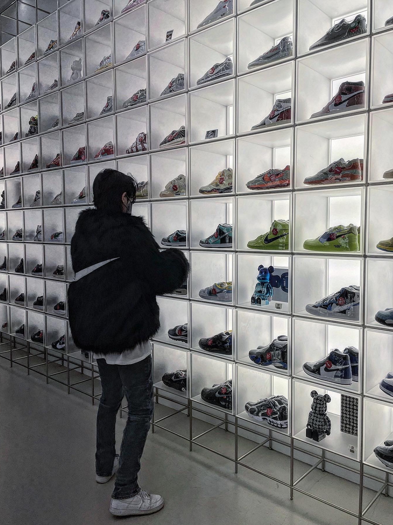 (W) Nike x Ambush Reversible Faux-Fur Coat Black, Nike Air Force 1 '07 Low White 착용 스타일 - 1