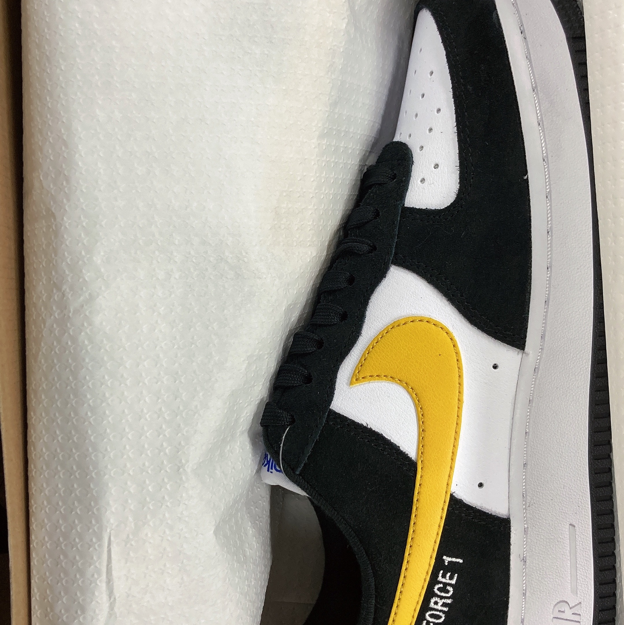 Nike Air Force 1 '07 LV8 Athletic Club Black Dark Sulfur 착용 스타일