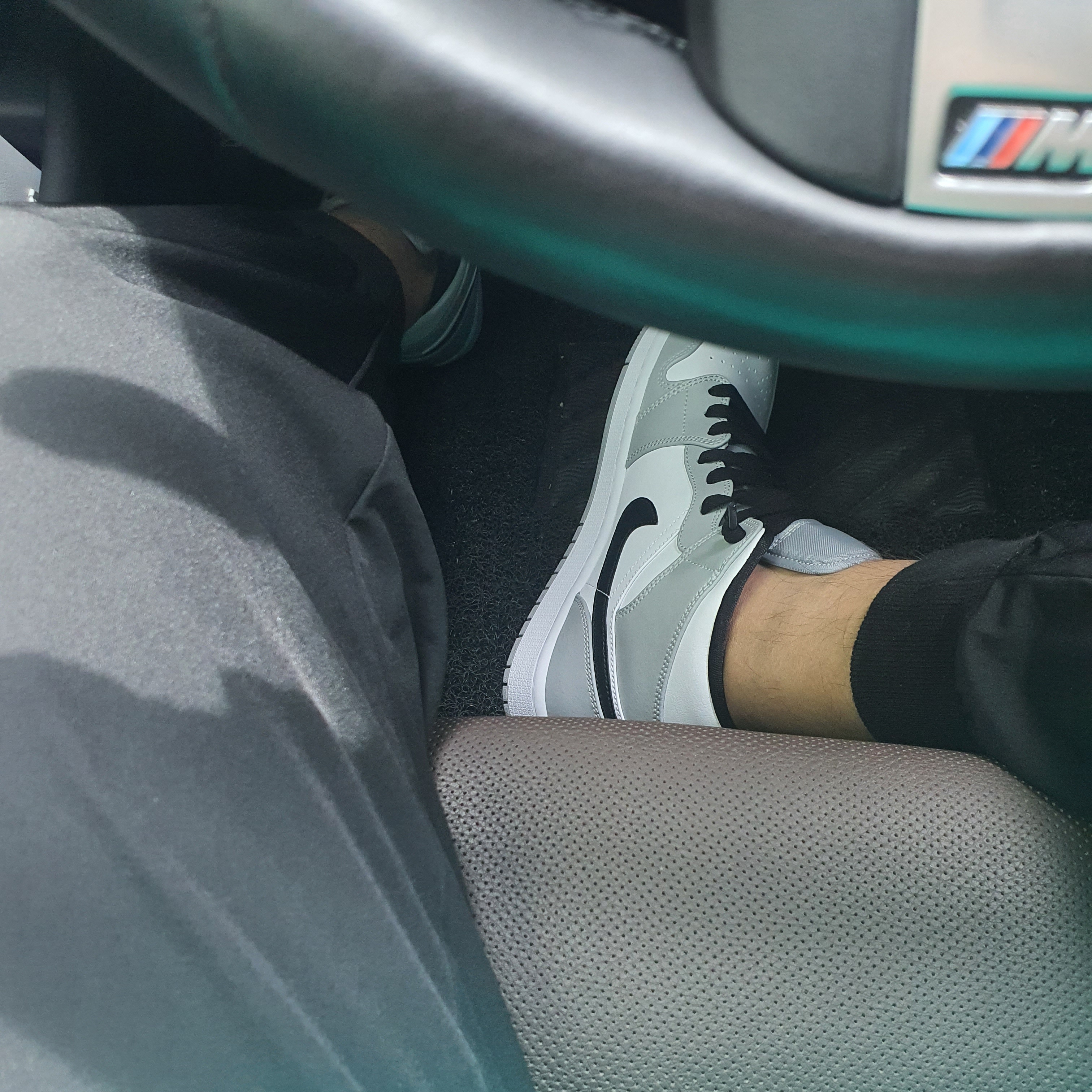 Jordan 1 Mid Light Smoke Grey 착용 스타일 - 1