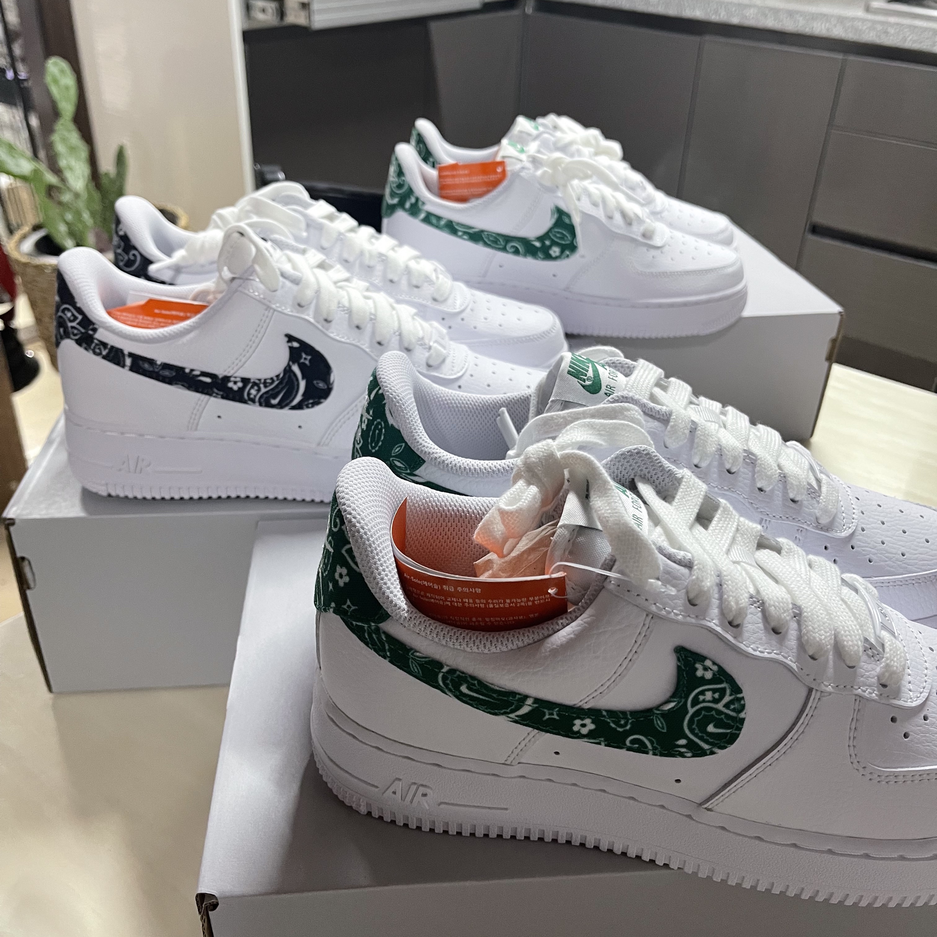 (W) Nike Air Force 1 '07 Essential Paisley Swoosh White Malachite, (W) Nike Air Force 1 '07 Essential Paisley Swoosh White Black 착용 스타일