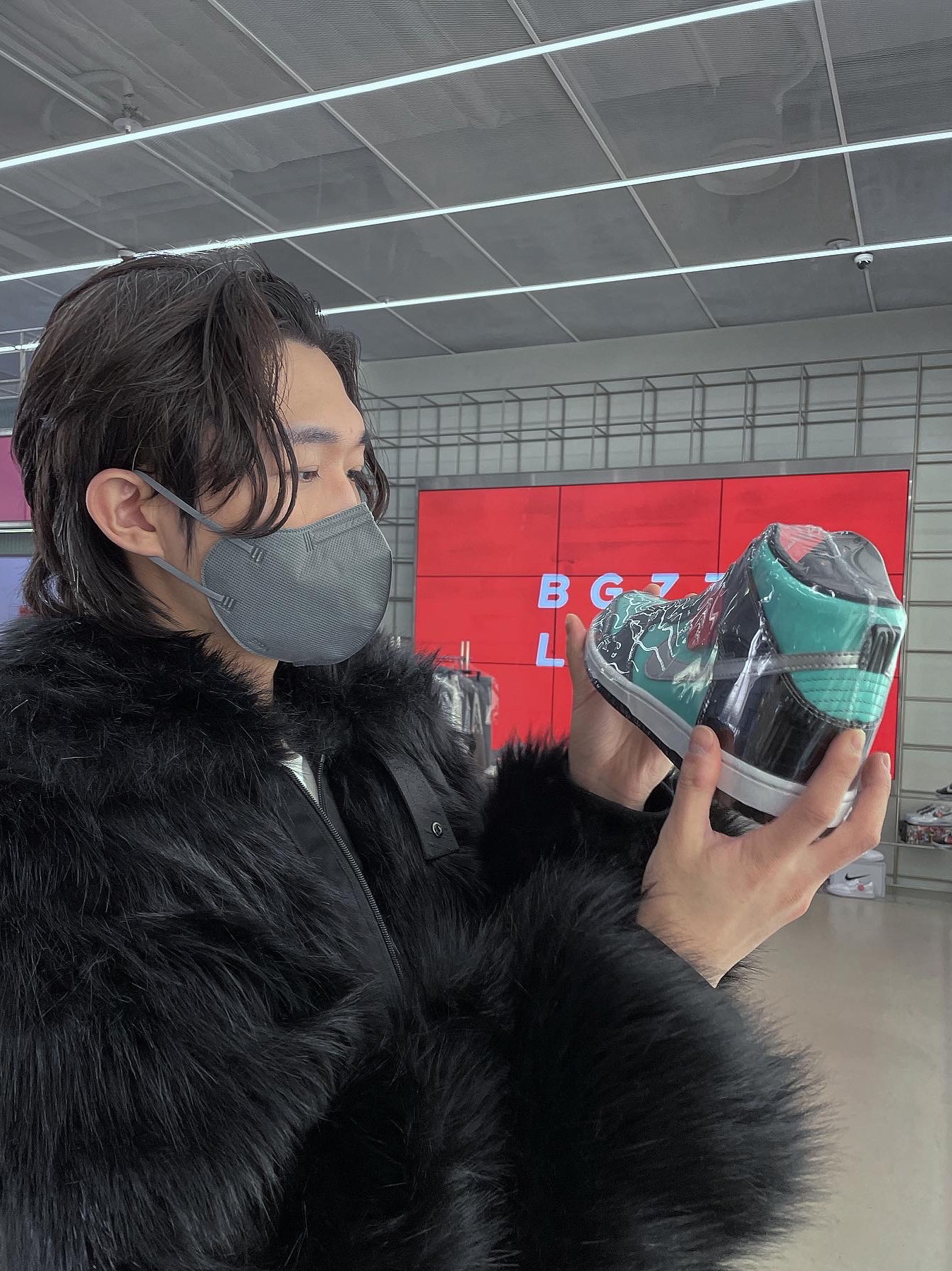 (W) Nike x Ambush Reversible Faux-Fur Coat Black, Nike Air Force 1 '07 Low White 착용 스타일 - 3
