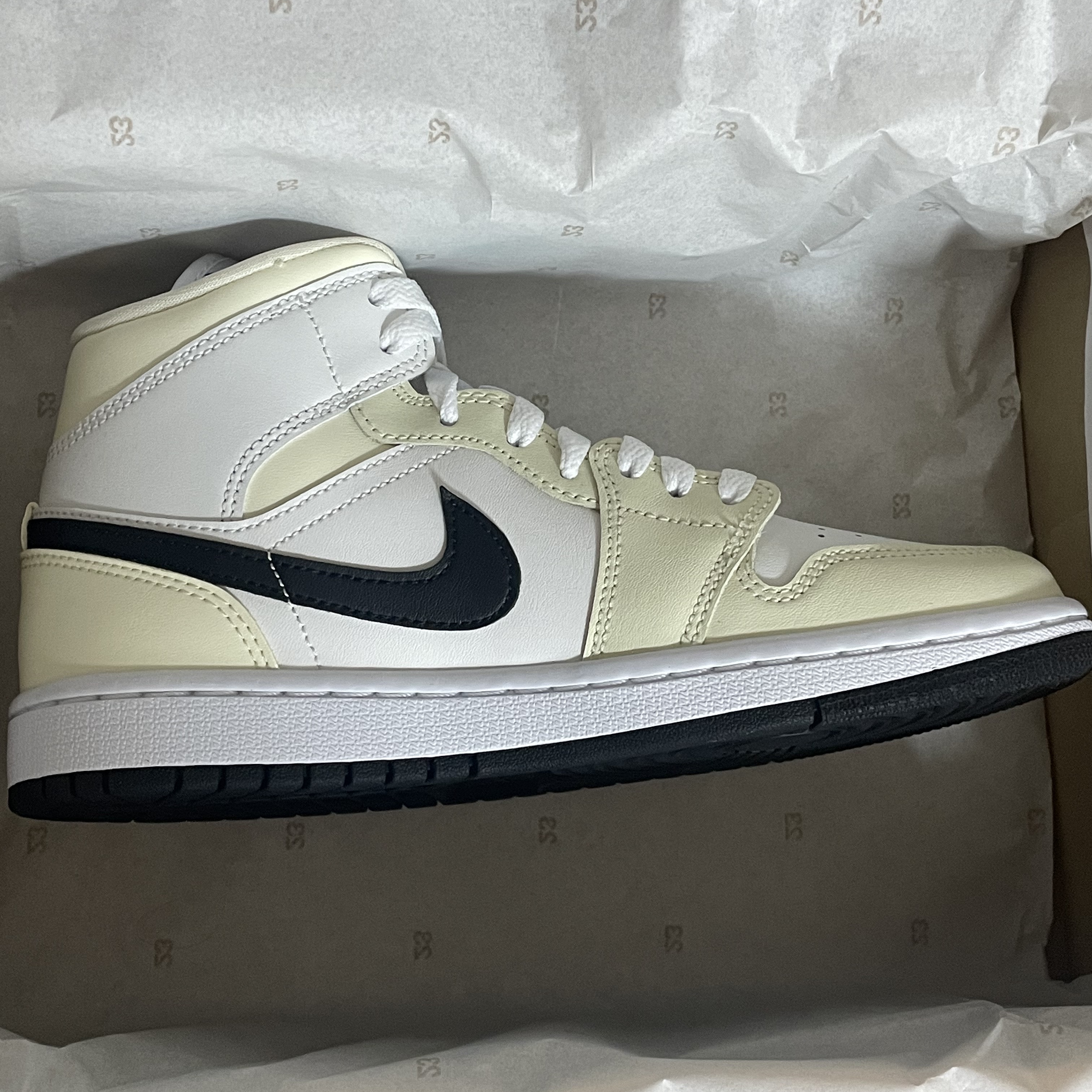 (W) Jordan 1 Mid Coconut Milk 착용 스타일 - 1