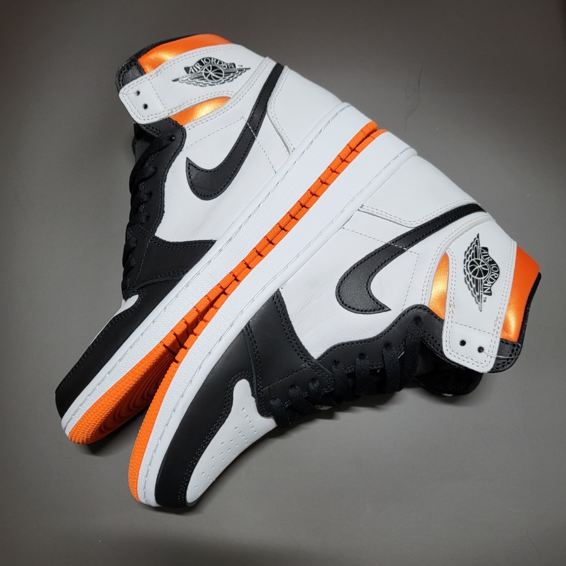 Jordan 1 Retro High OG Electro Orange 착용 스타일 - 3