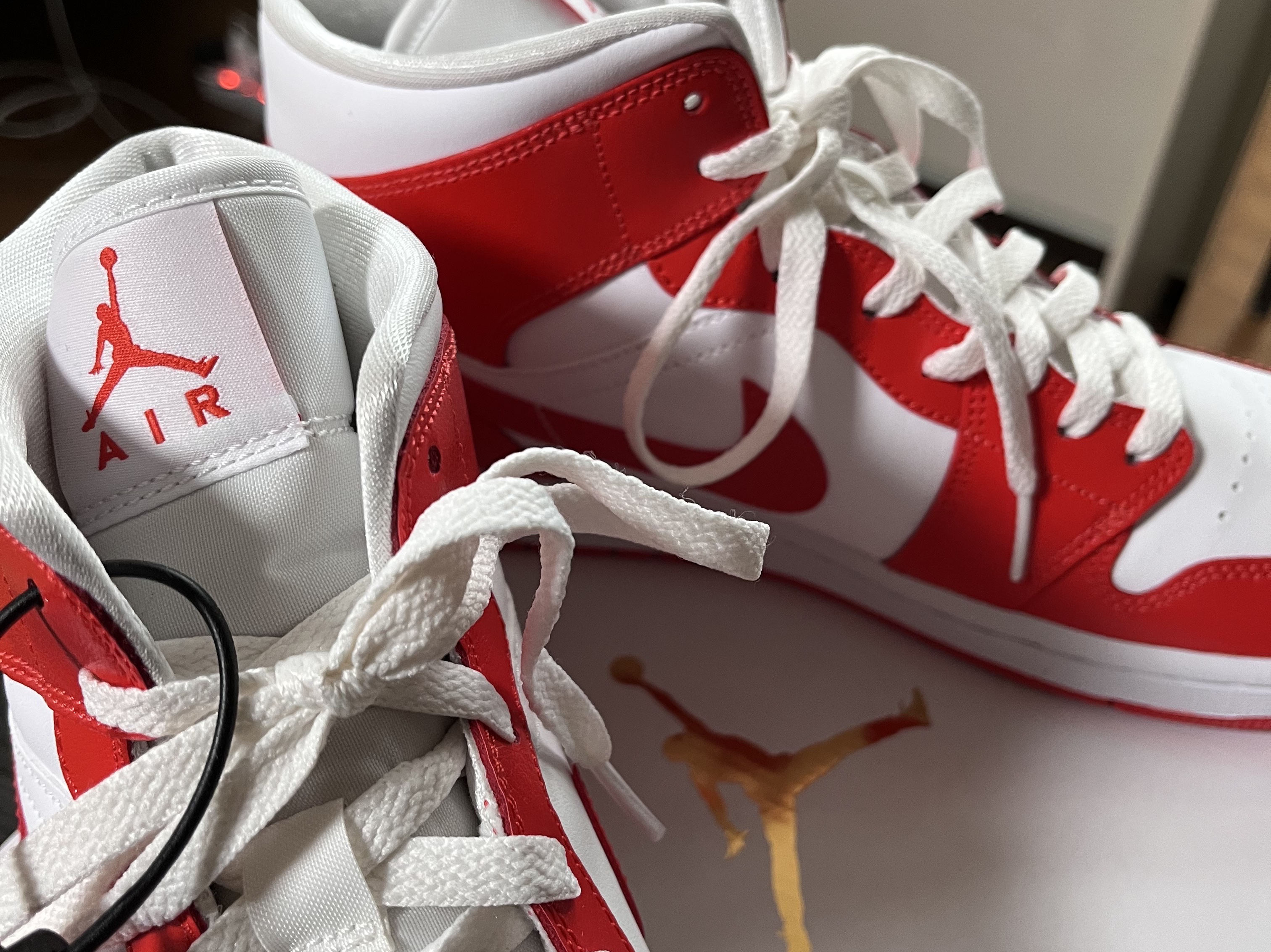 (W) Jordan 1 Mid Habanero Red 착용 스타일 - 2