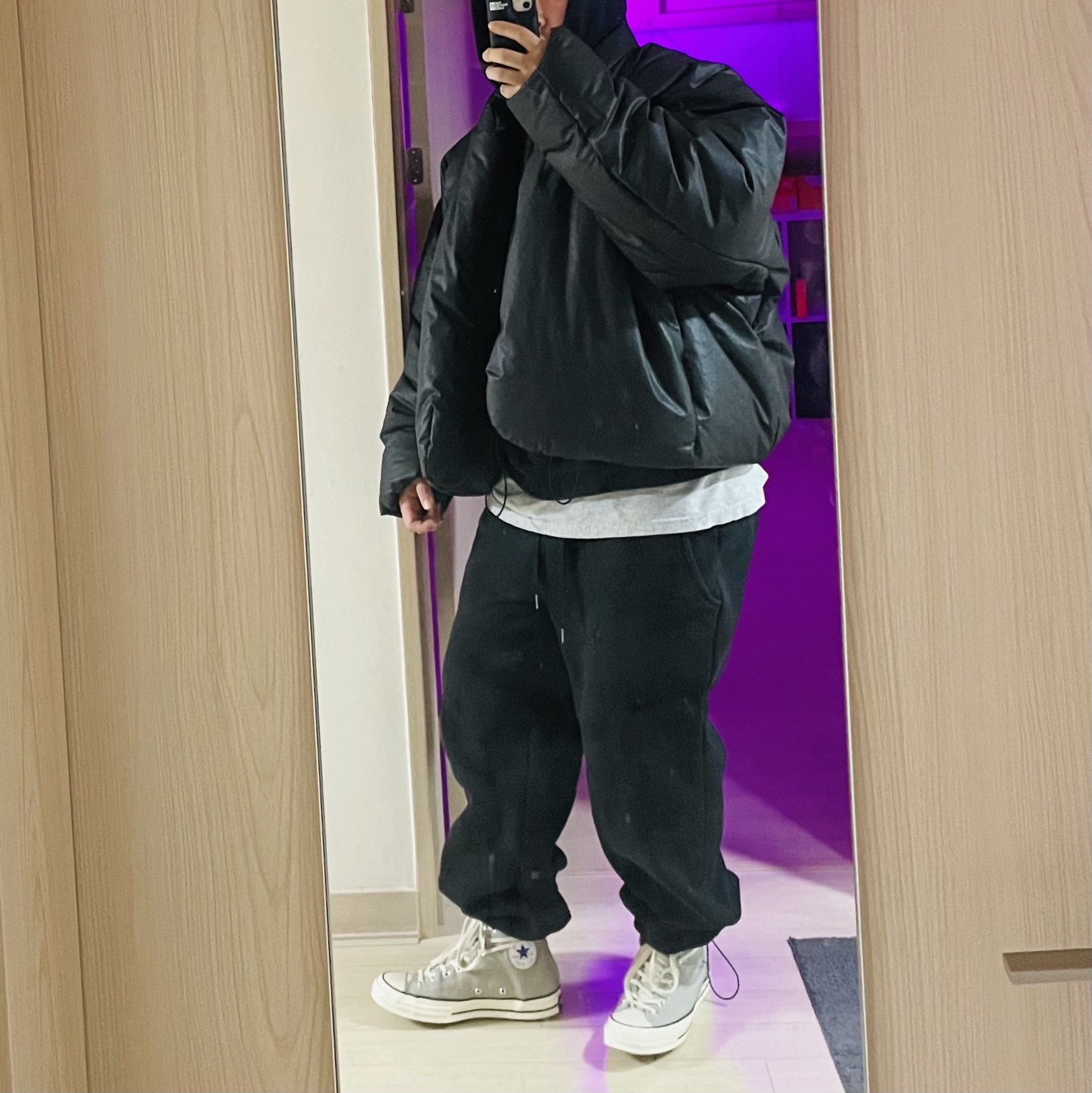 Yeezy Gap Round Jacket Black, Essentials 3D Silicon Applique Pullover Hoodie Dark Slate/Black 2020 착용 스타일