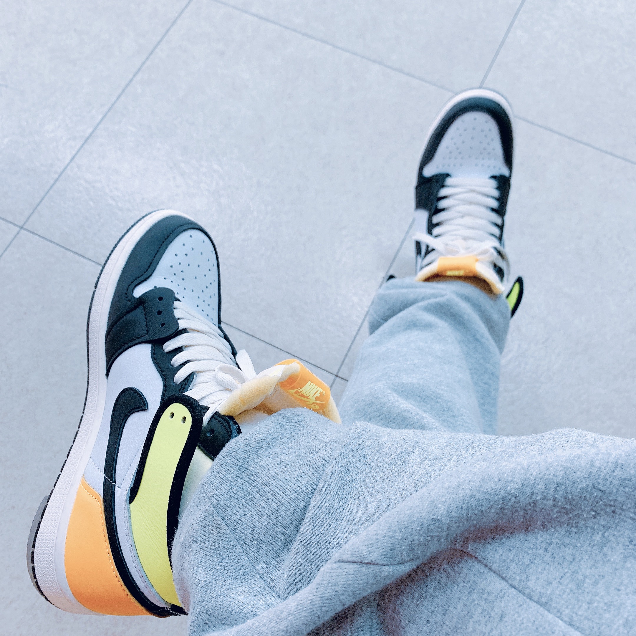 Jordan 1 Retro High OG Volt Gold 착용 스타일 - 2