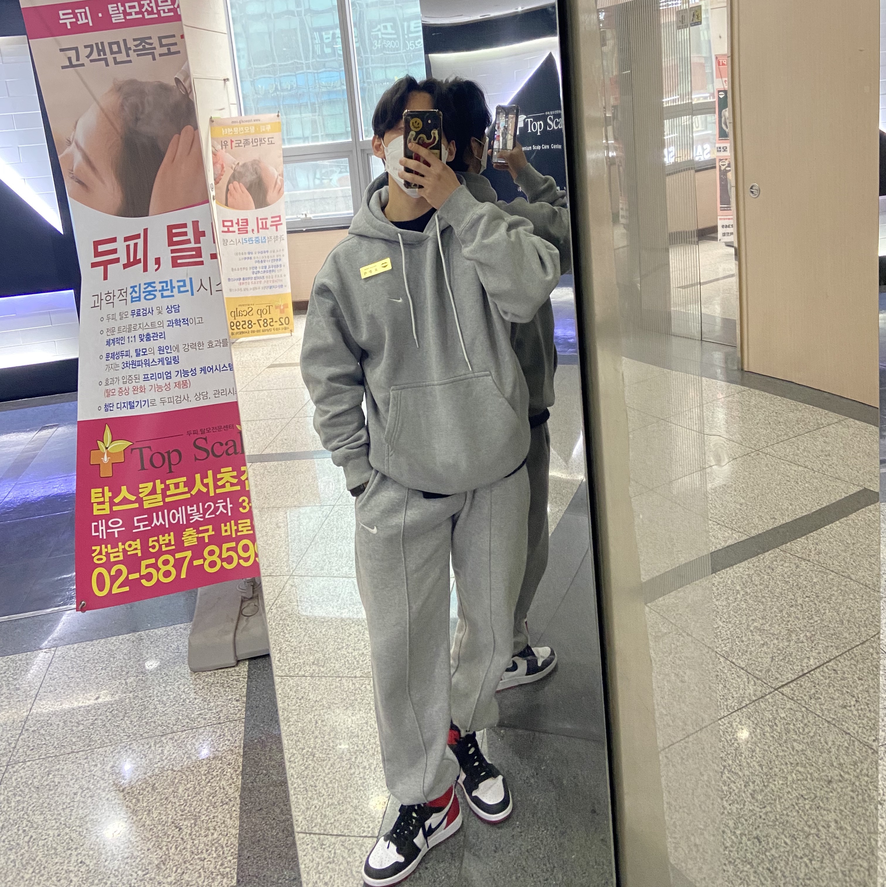 (W) Jordan 1 Retro High Satin Black Toe, Nike NRG Solo Swoosh Fleece Hoodie Dark Grey Heather - Asia 착용 스타일 - 2