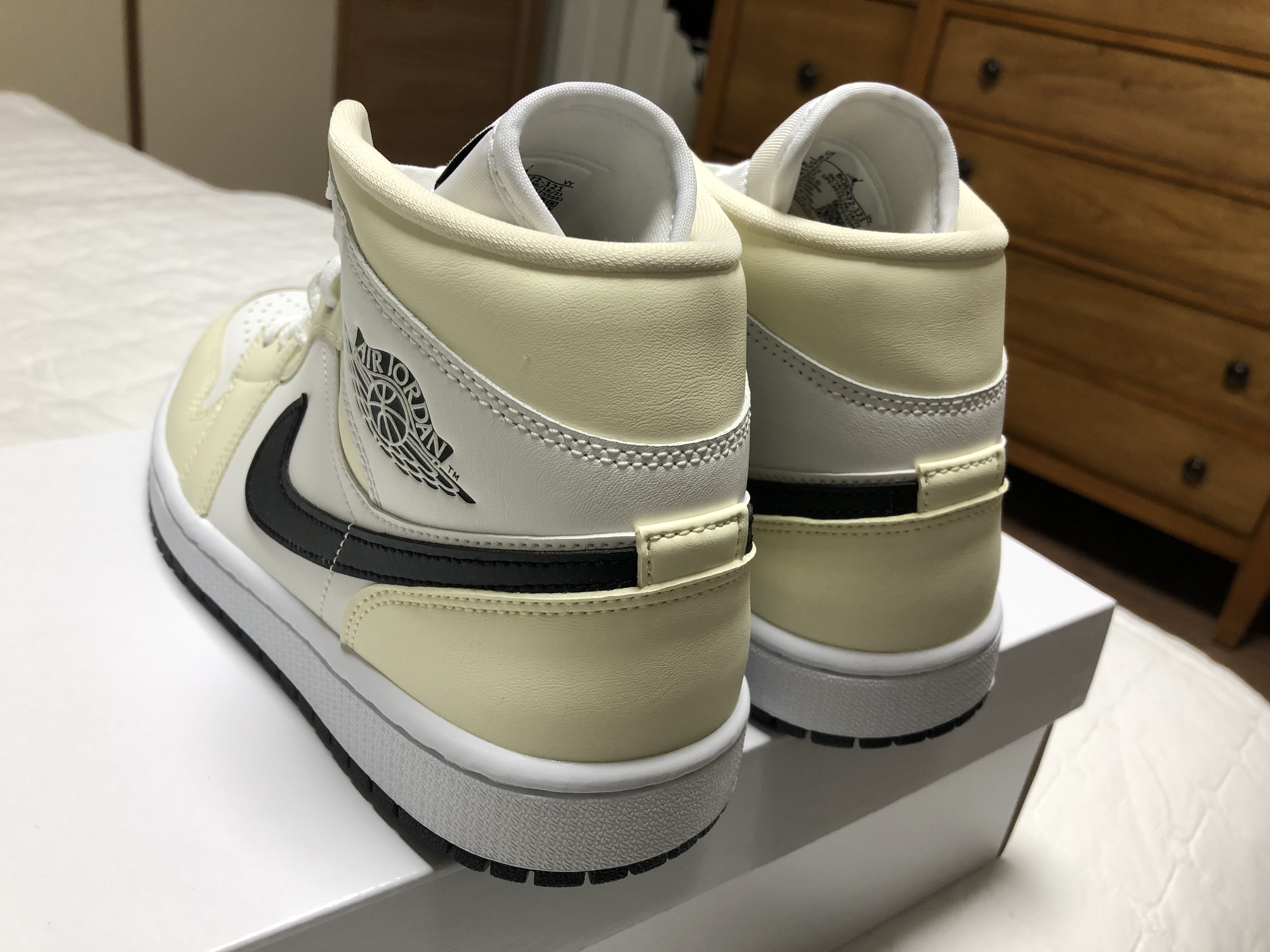 (W) Jordan 1 Mid Coconut Milk 착용 스타일 - 2