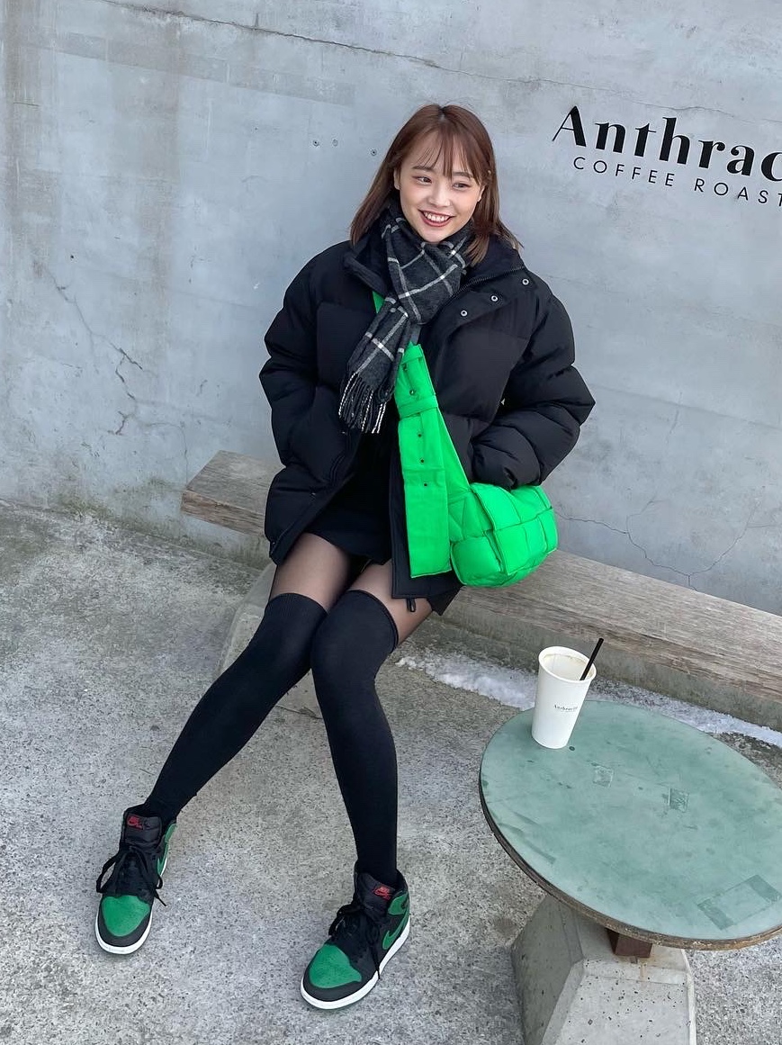 Bottega Veneta Padded Tech Cassette Parakeet, Jordan 1 Retro High OG Pine Green Black 착용 스타일 - 2