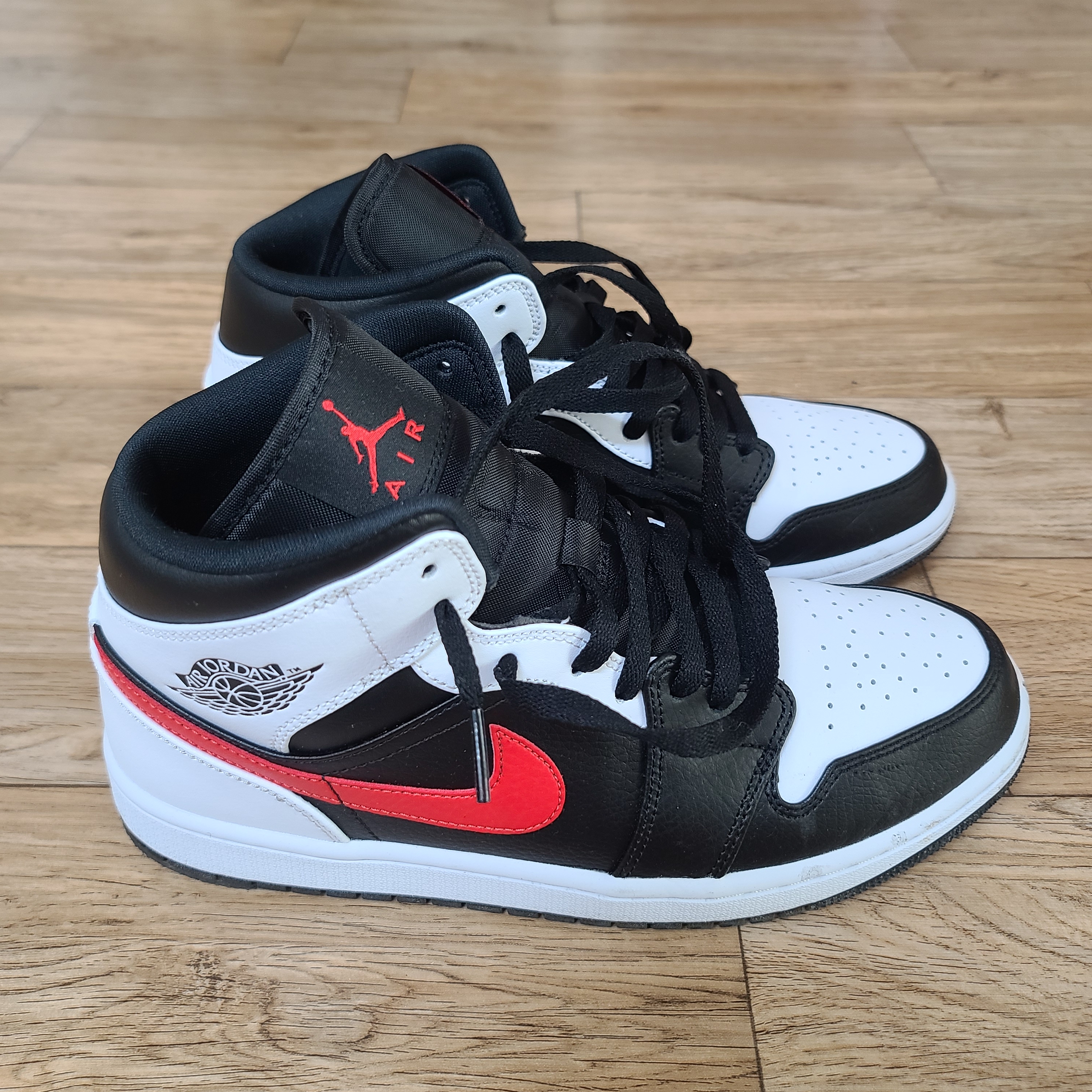 Jordan 1 Mid Black Chile Red 착용 스타일 - 2