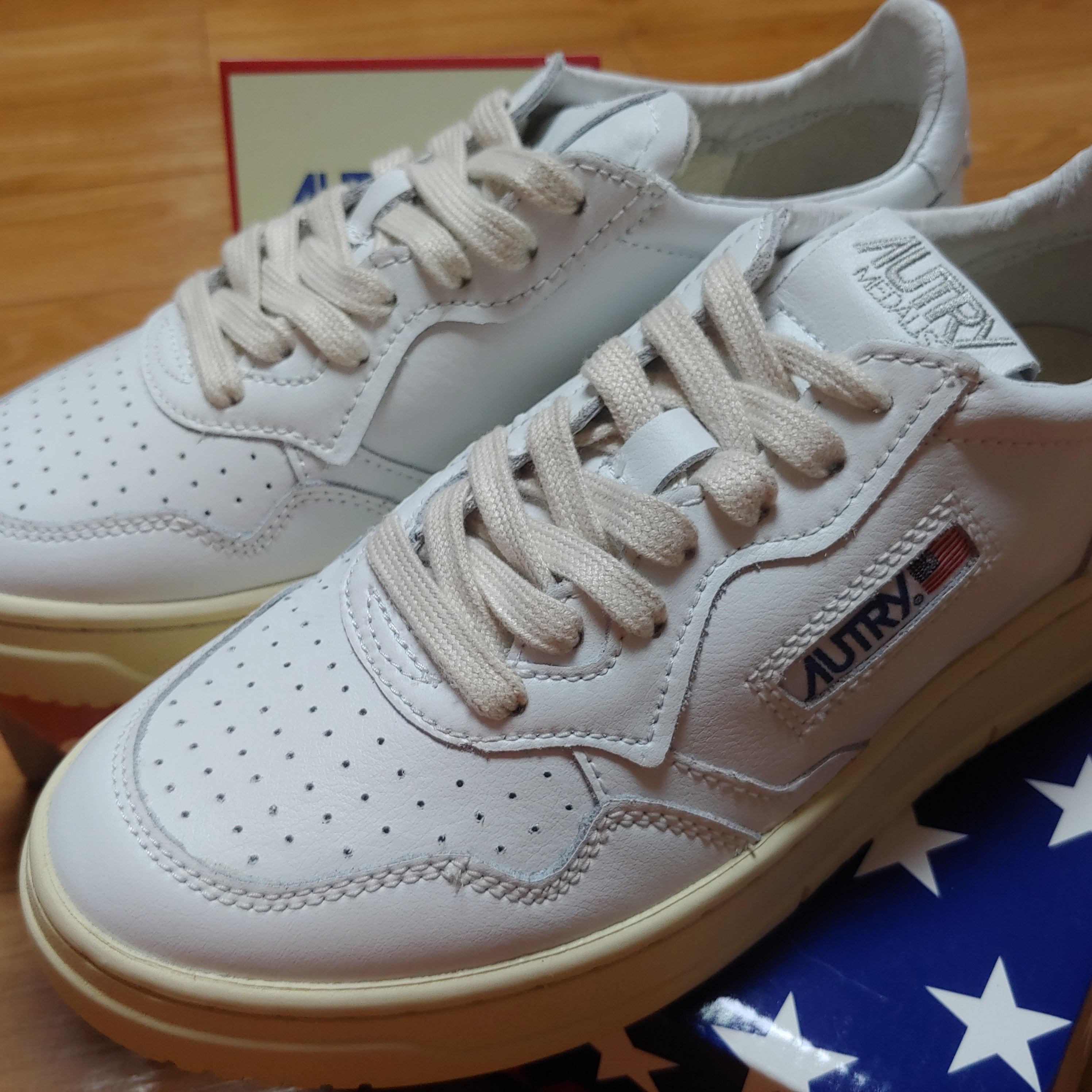 (W) Autry Medalist Low Leather Sneakers White 착용 스타일 - 2