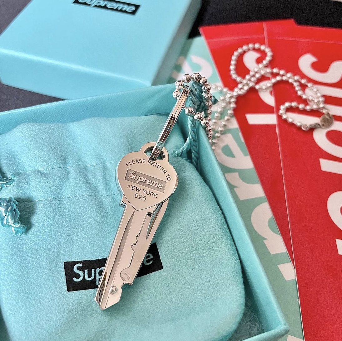 Supreme x Tiffany & Co. Return to Tiffany Heart Knife Keyring Silver - 21FW, Supreme x Tiffany & Co. Box Logo T-Shirt White - 21FW 착용 스타일 - 2