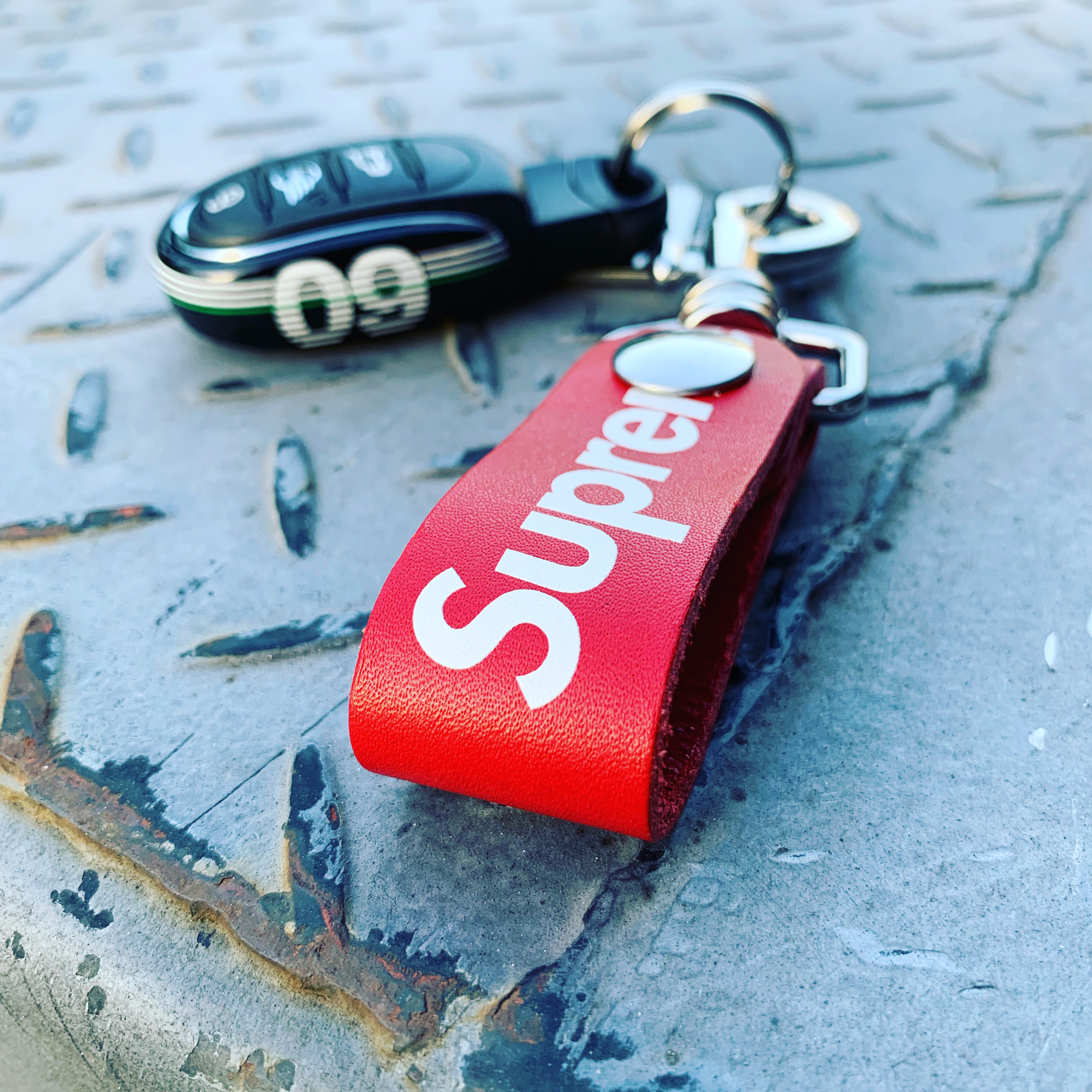 Supreme Leather Key Loop Red - 21SS 착용 스타일