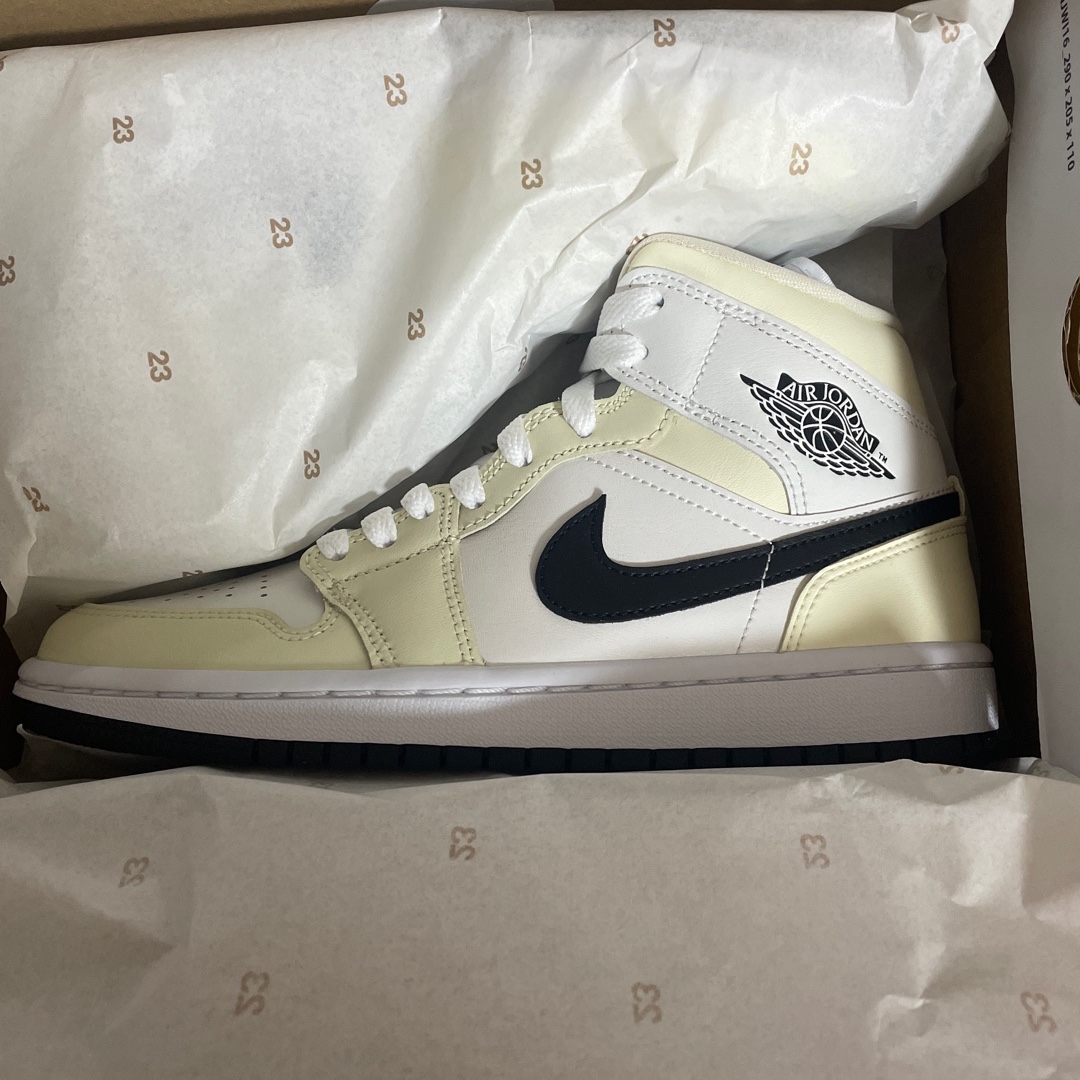 (W) Jordan 1 Mid Coconut Milk 착용 스타일 - 2