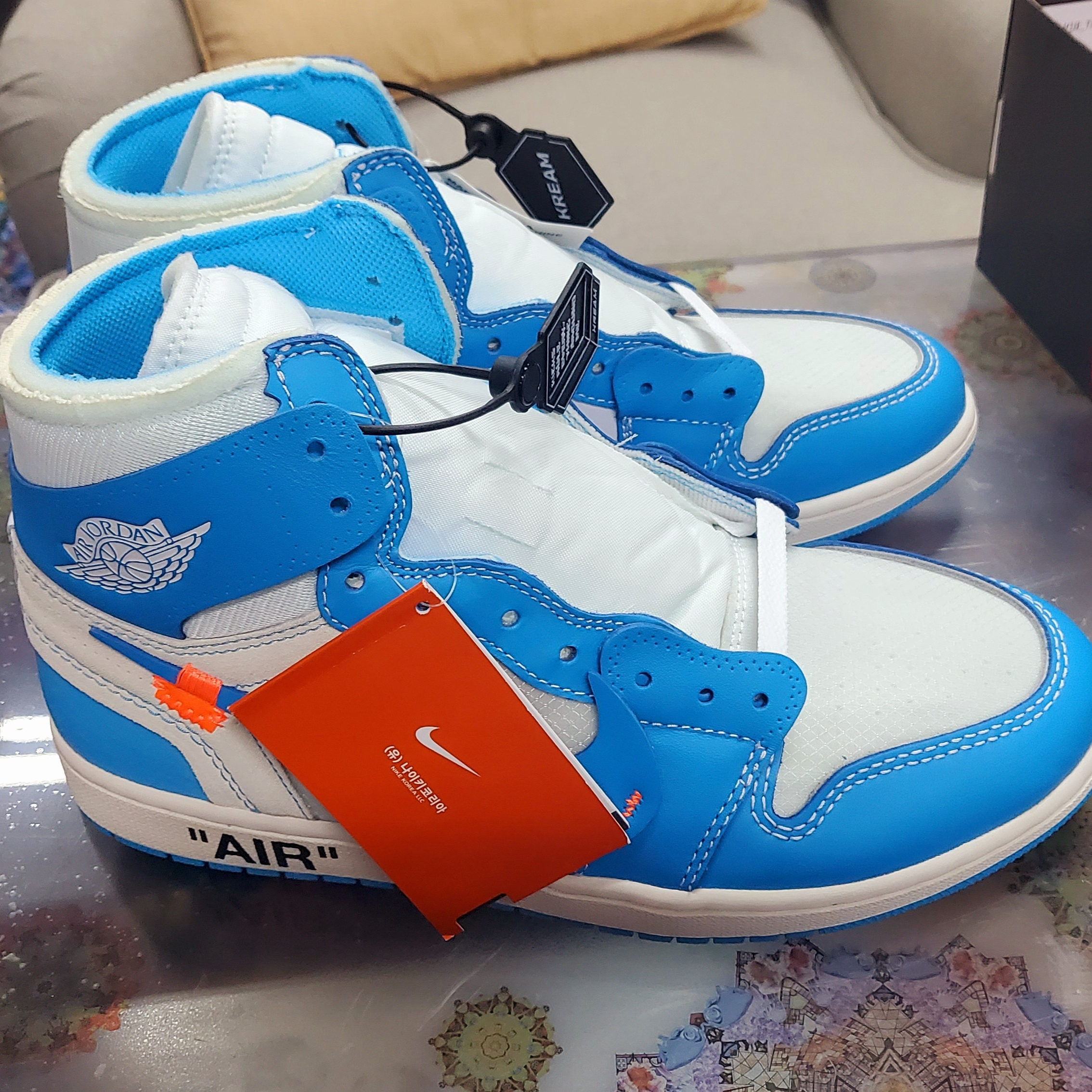 Jordan 1 x Off-White Retro High University Blue 착용 스타일 - 4
