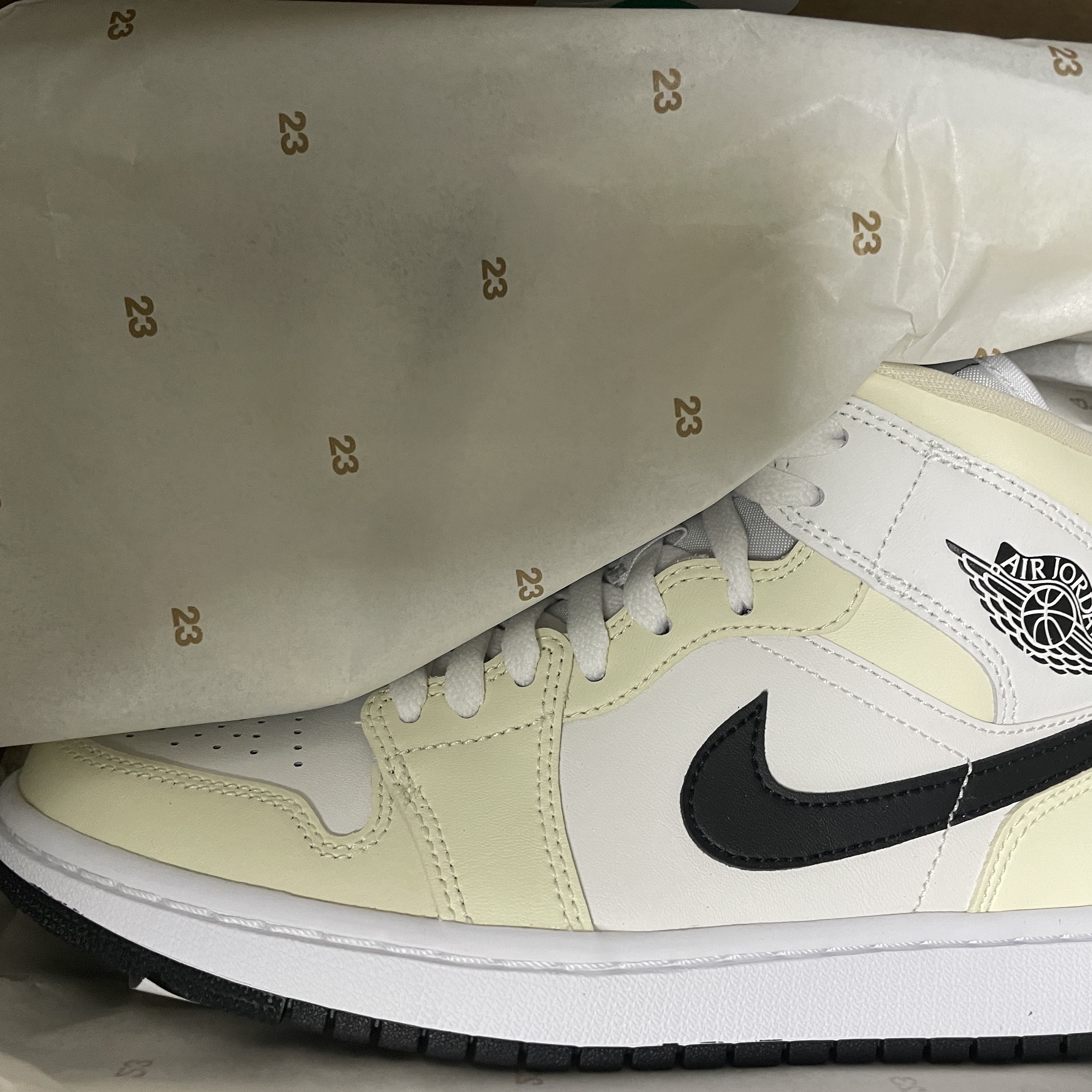 (W) Jordan 1 Mid Coconut Milk 착용 스타일 - 2