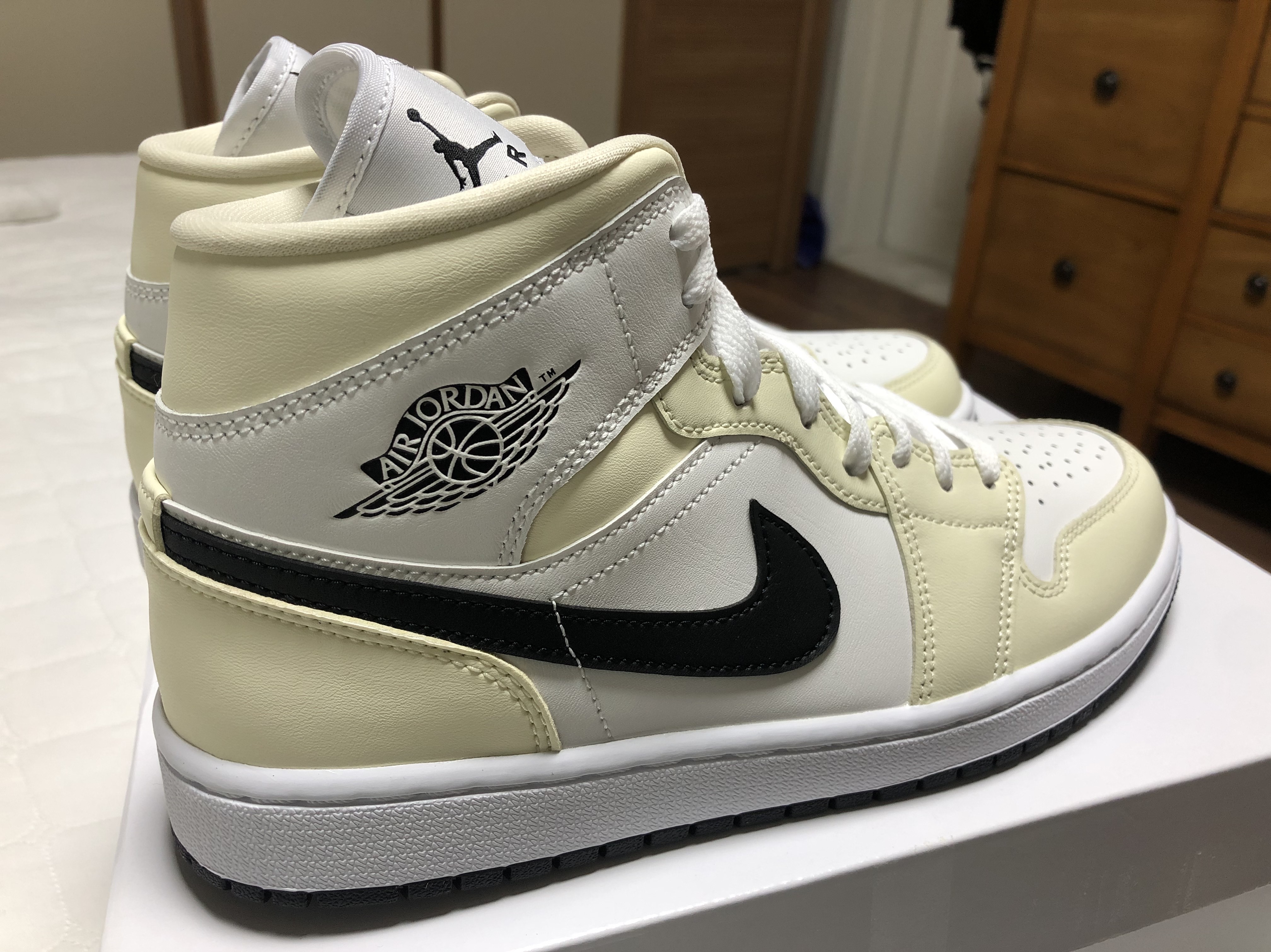(W) Jordan 1 Mid Coconut Milk 착용 스타일 - 1