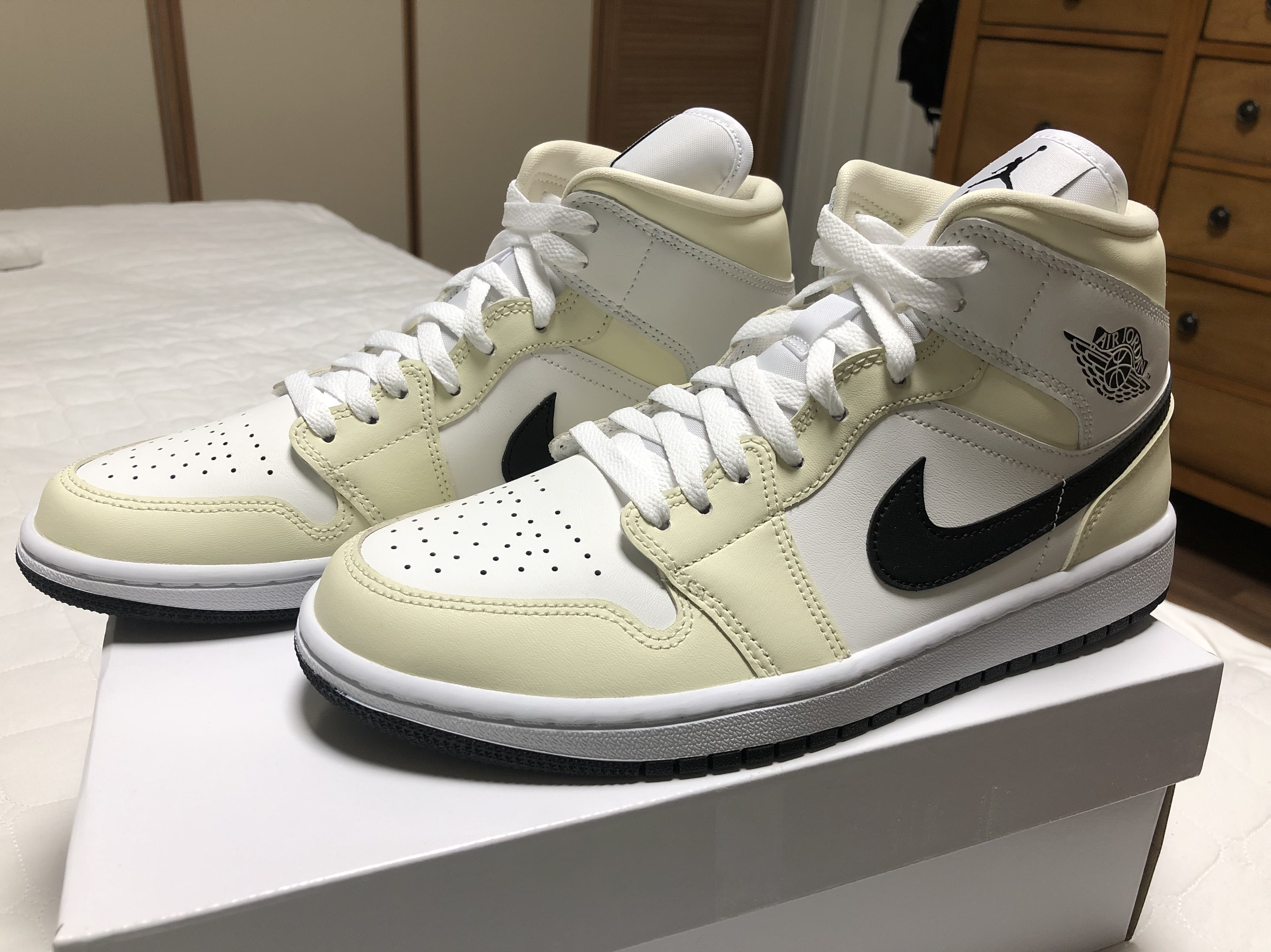 (W) Jordan 1 Mid Coconut Milk 착용 스타일 - 4