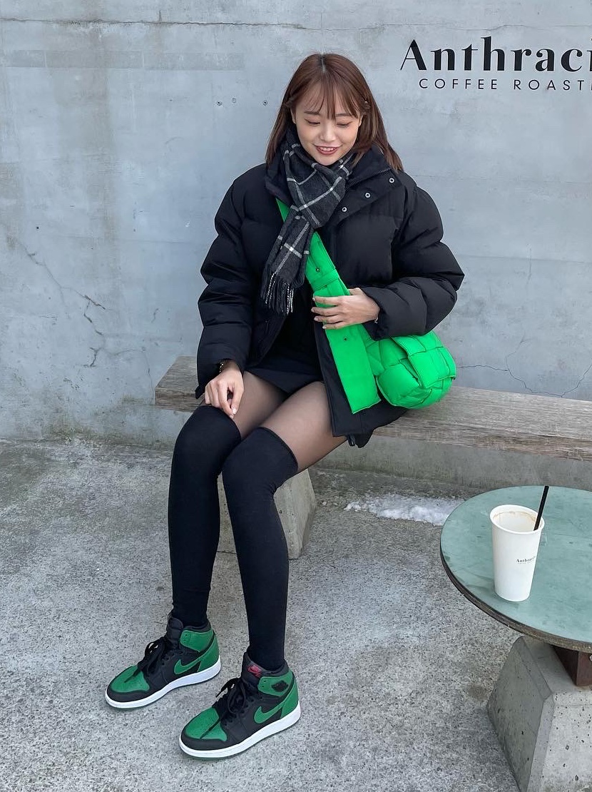 Bottega Veneta Padded Tech Cassette Parakeet, Jordan 1 Retro High OG Pine Green Black 착용 스타일 - 3