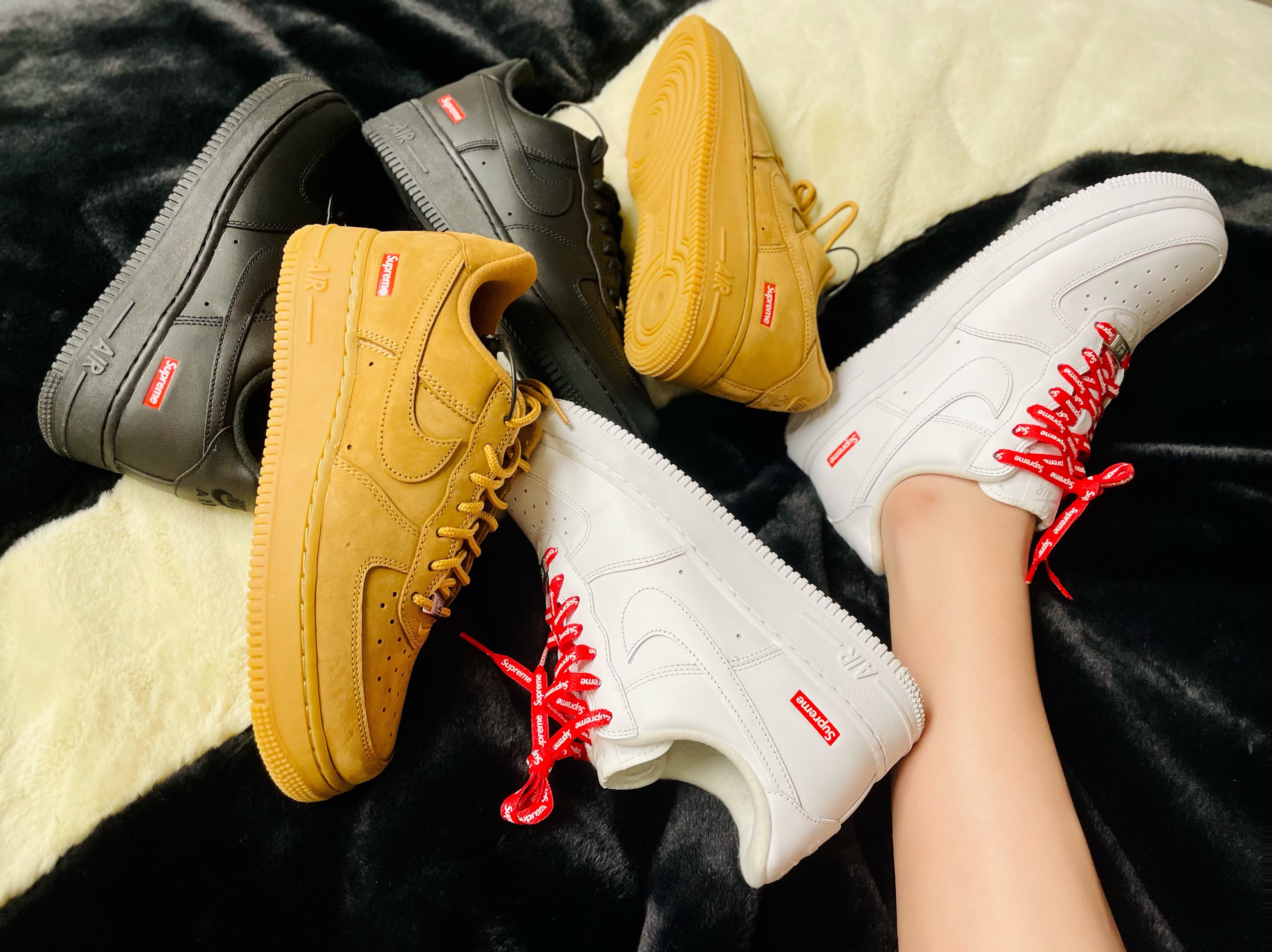 Nike x Supreme Air Force 1 Low White, Nike x Supreme Air Force 1 Low Black 착용 스타일