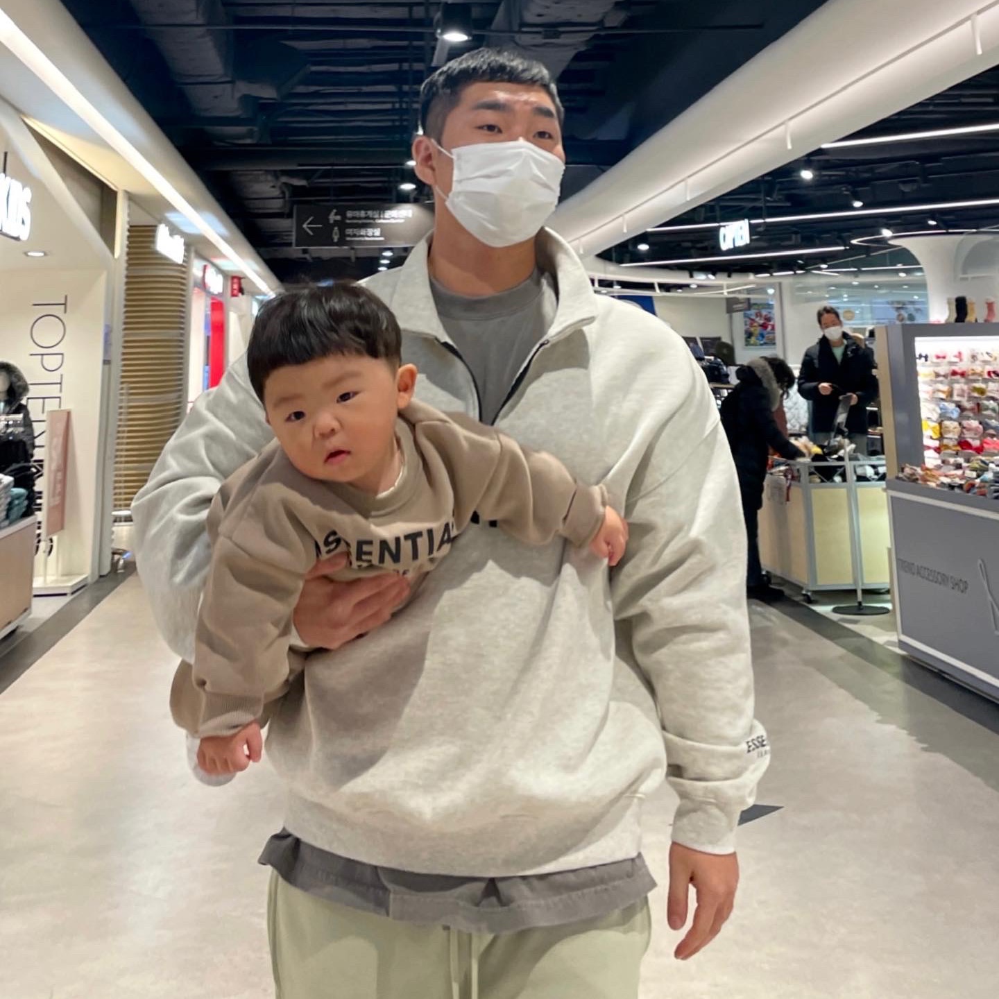 Essentials Mockneck Half-Zip Oatmeal - 21SS, Essentials Sweatpants Moss - 21SS 착용 스타일