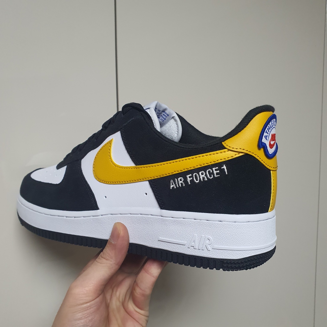 Nike Air Force 1 '07 LV8 Athletic Club Black Dark Sulfur 착용 스타일