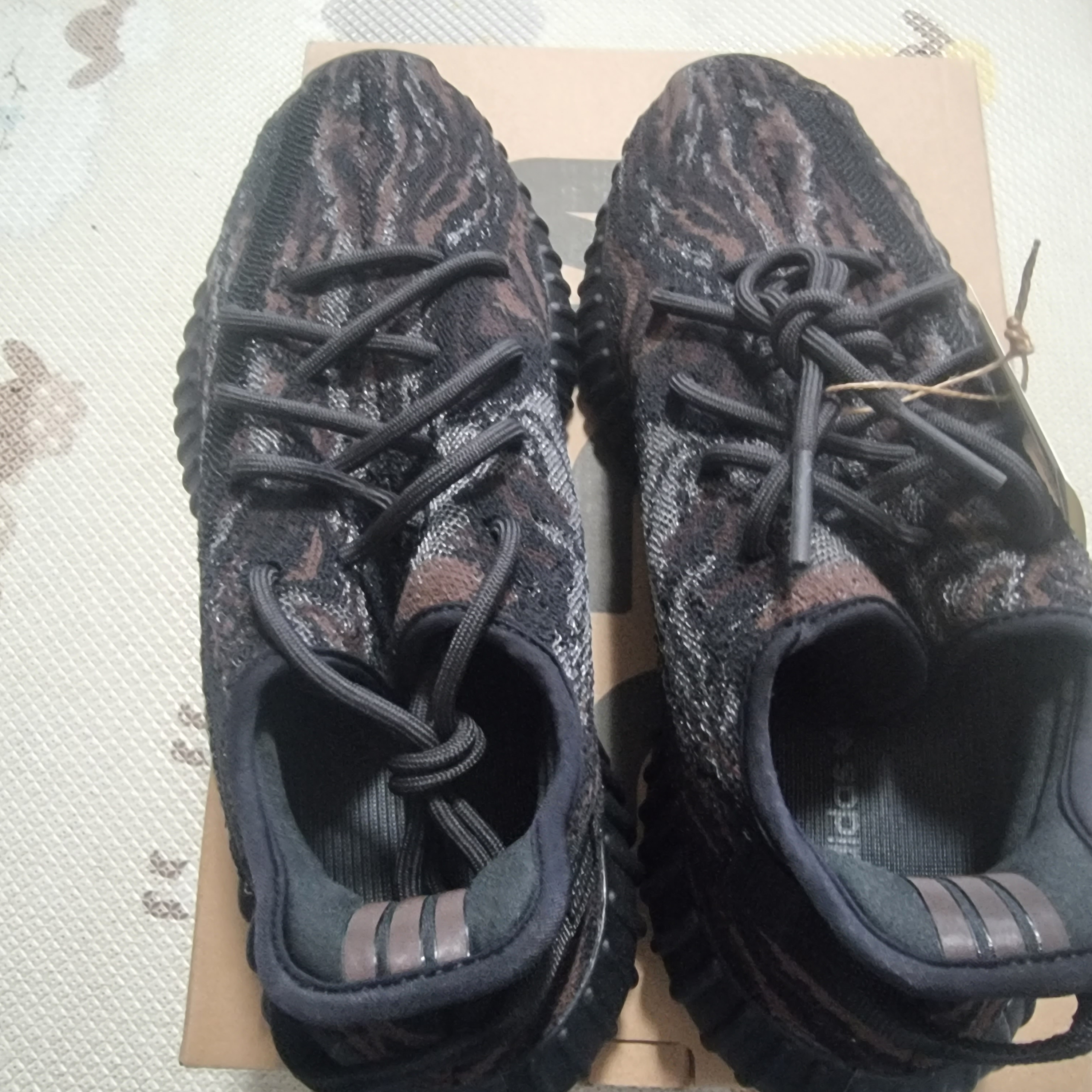 Adidas Yeezy Boost 350 V2 MX Rock 착용 스타일 - 2