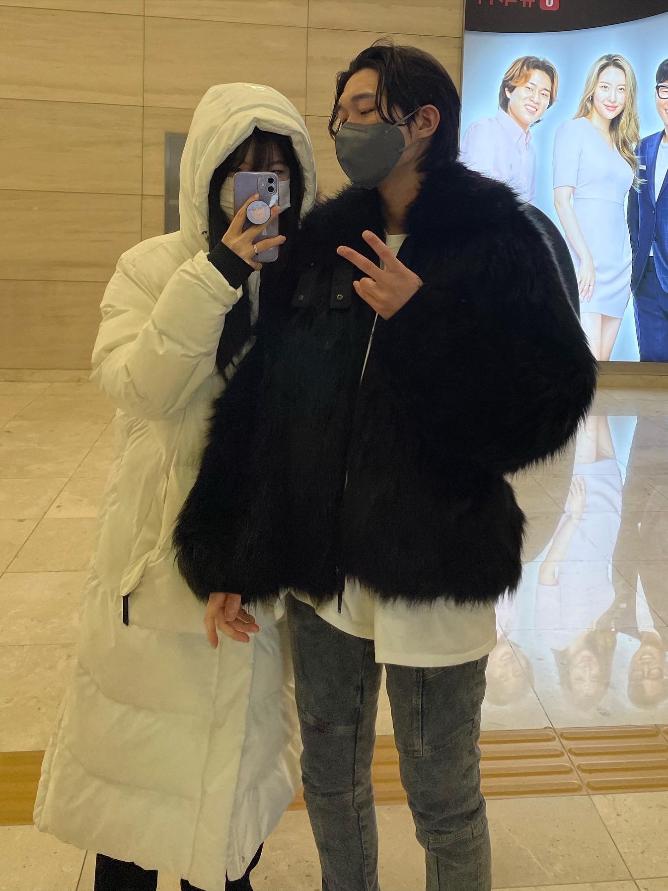 (W) Nike x Ambush Reversible Faux-Fur Coat Black, Nike Air Force 1 '07 Low White 착용 스타일 - 4