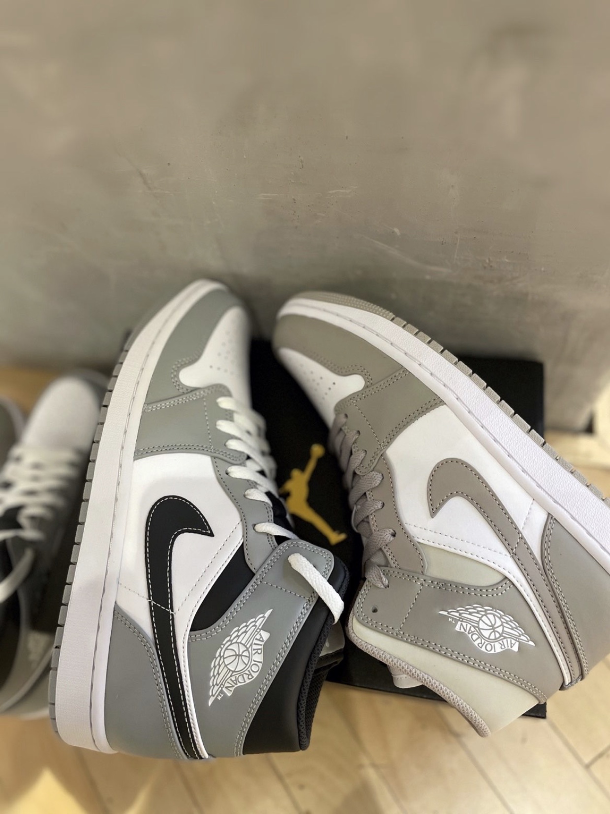 Jordan 1 Mid Light Smoke Grey Anthracite 착용 스타일 - 2