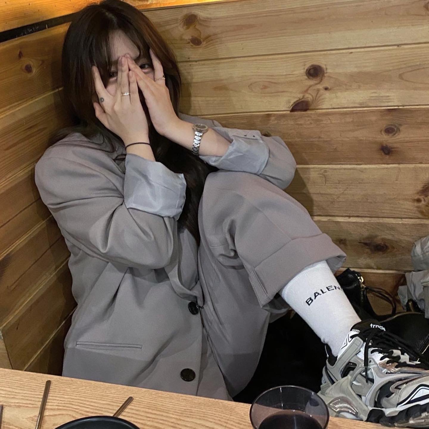 (W) Balenciaga Track.2 Sneakers Black Beige 착용 스타일 - 1