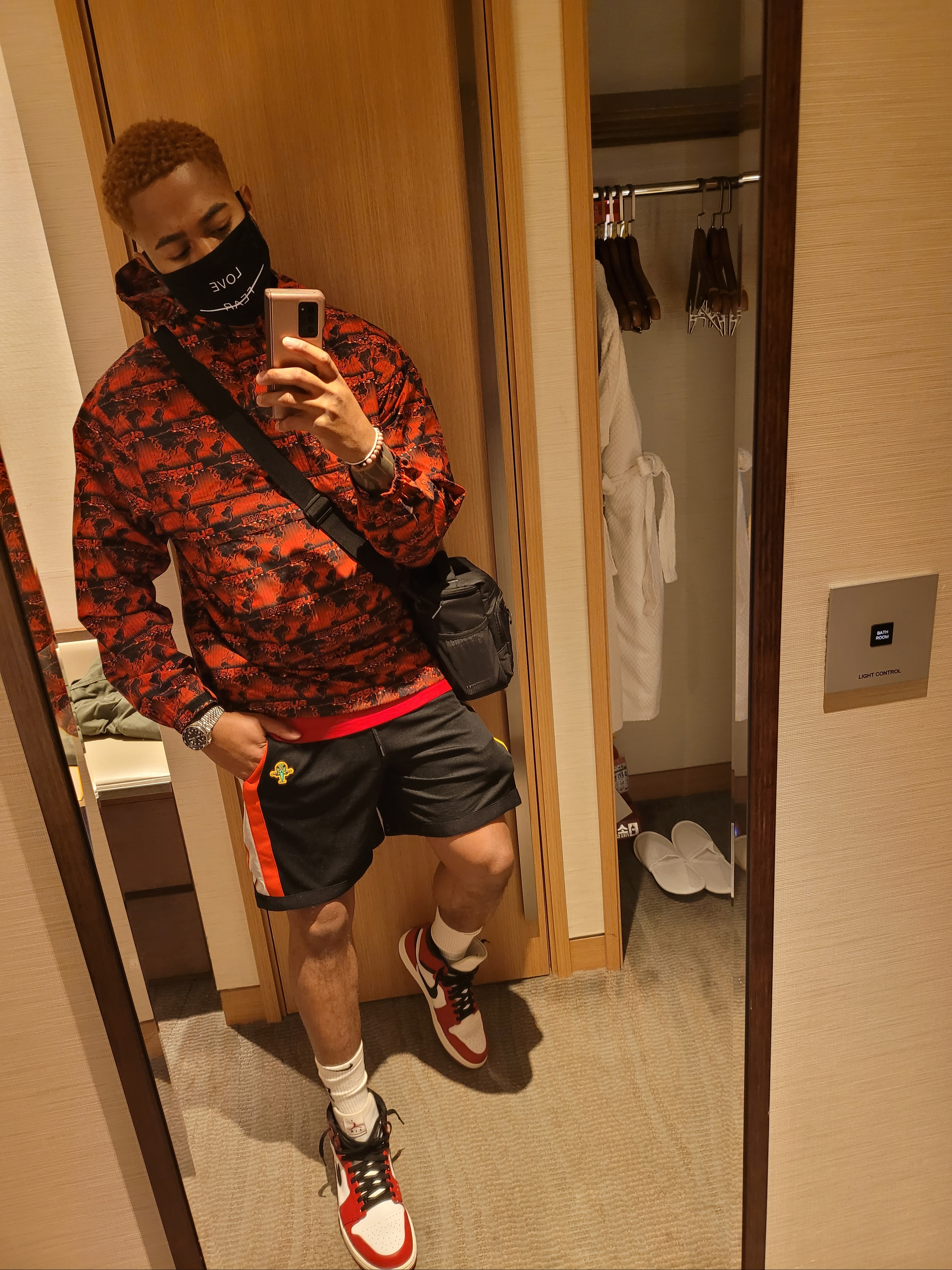 Jordan 1 Retro Chicago 2013, Supreme It Gets Better Every Time T-Shirt Black - 19SS 착용 스타일 - 1