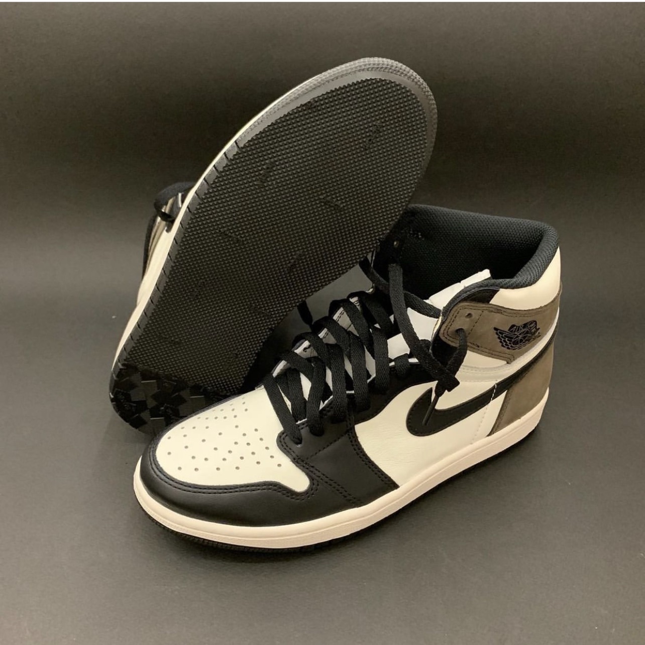 Jordan 1 Retro High OG Black Mocha 착용 스타일 - 2