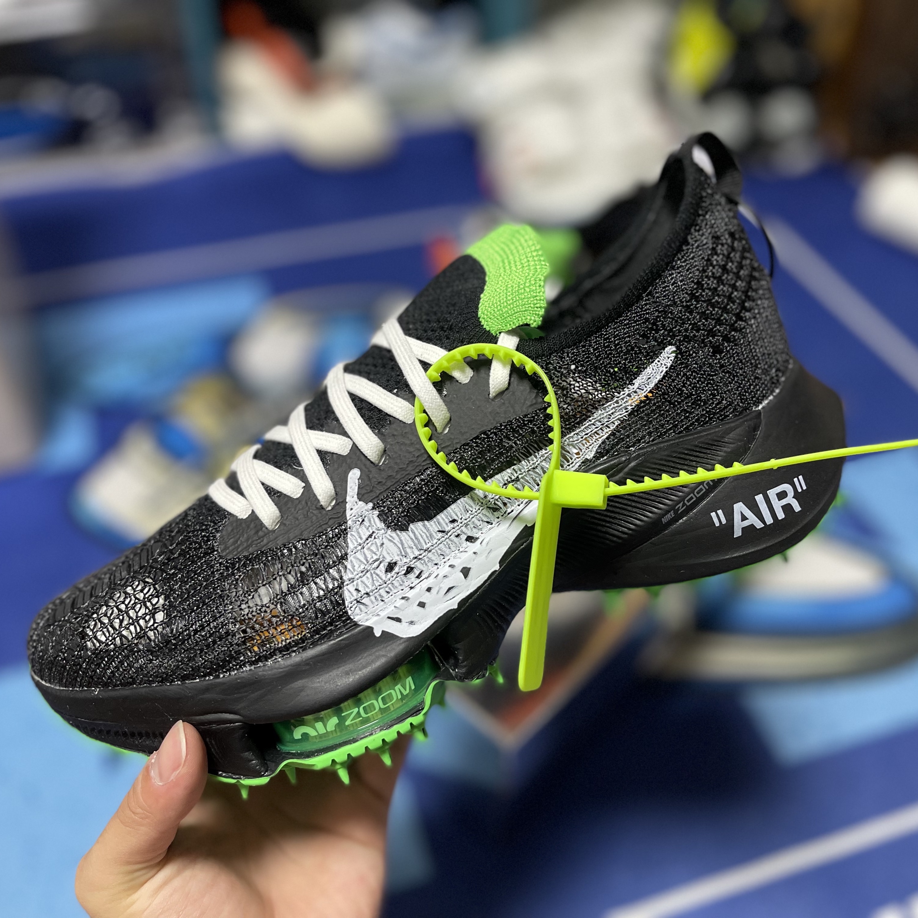 Nike x Off-White Air Zoom Tempo Next% Black 착용 스타일 - 2