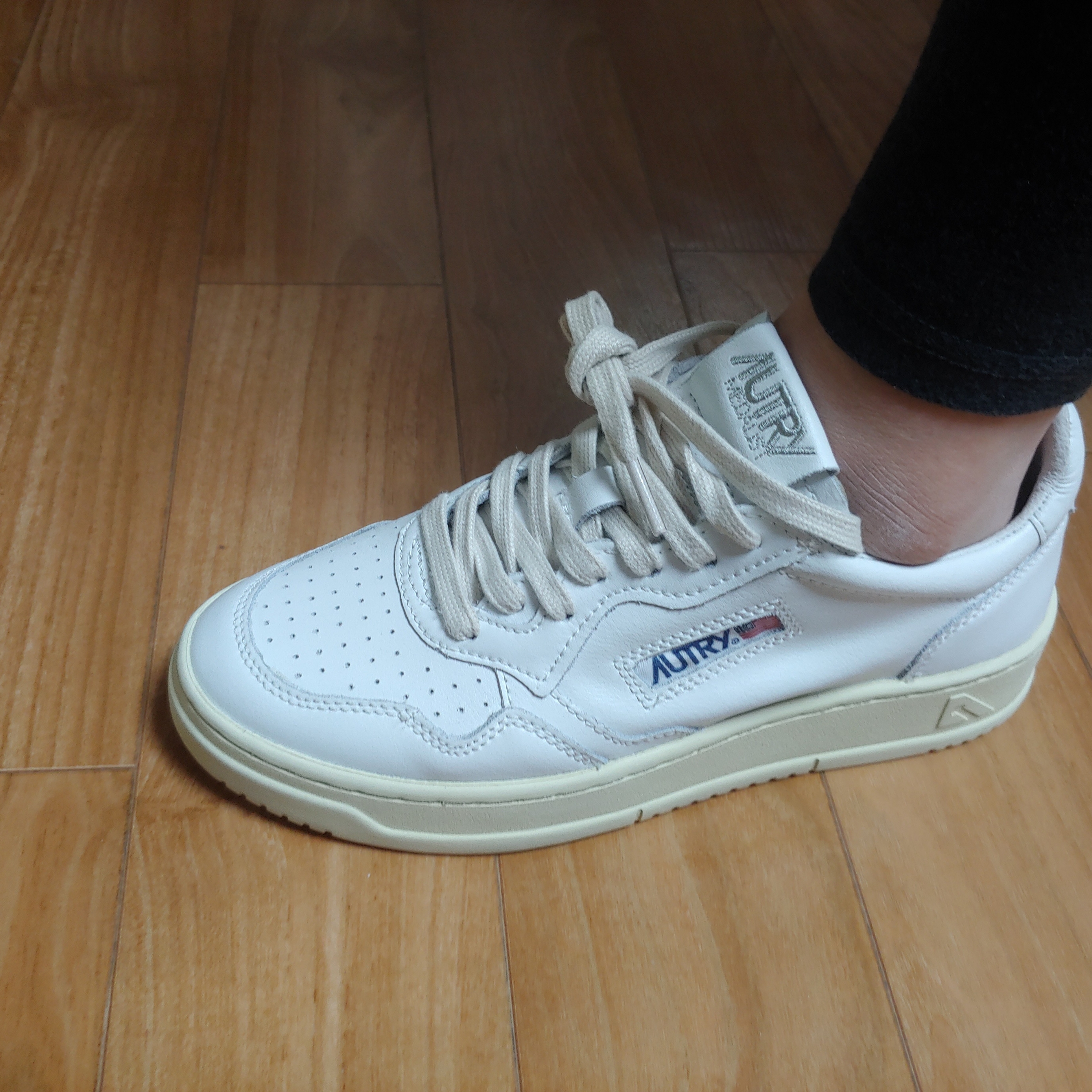(W) Autry Medalist Low Leather Sneakers White 착용 스타일 - 3