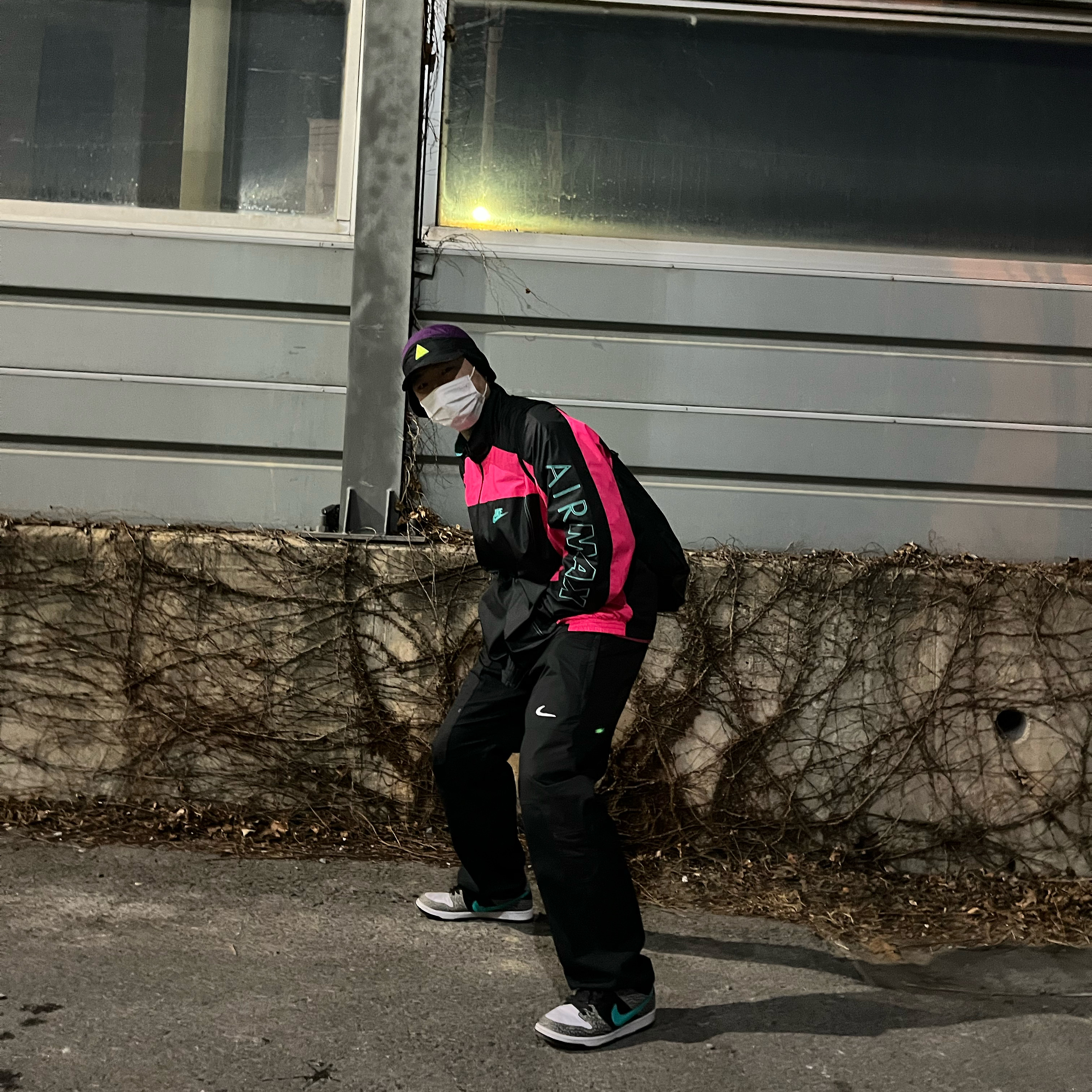 Nike ACG Tailwind Sherpa Cap Black Night Purple, Nike x Off-White NRG Pants Black 착용 스타일