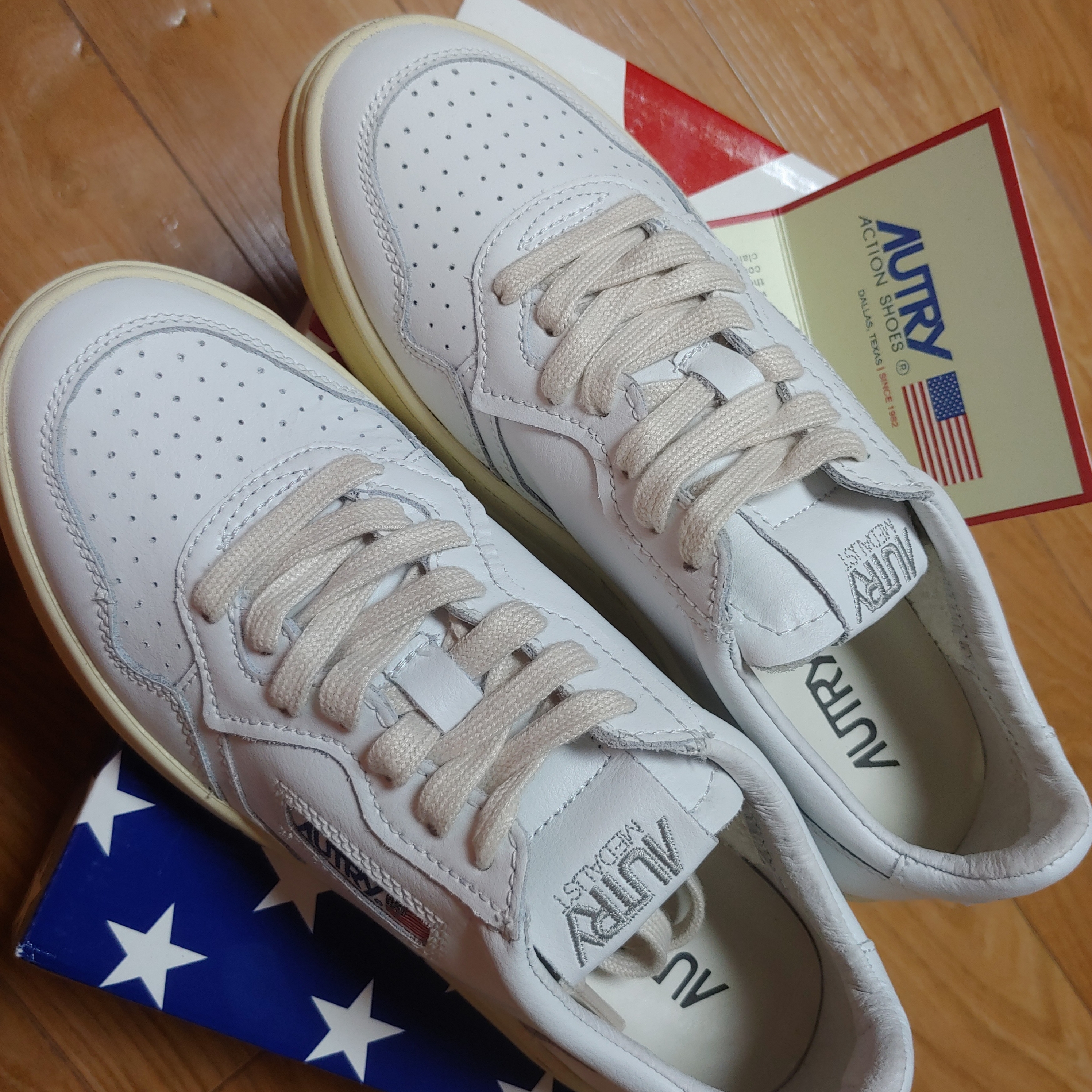 (W) Autry Medalist Low Leather Sneakers White 착용 스타일 - 5