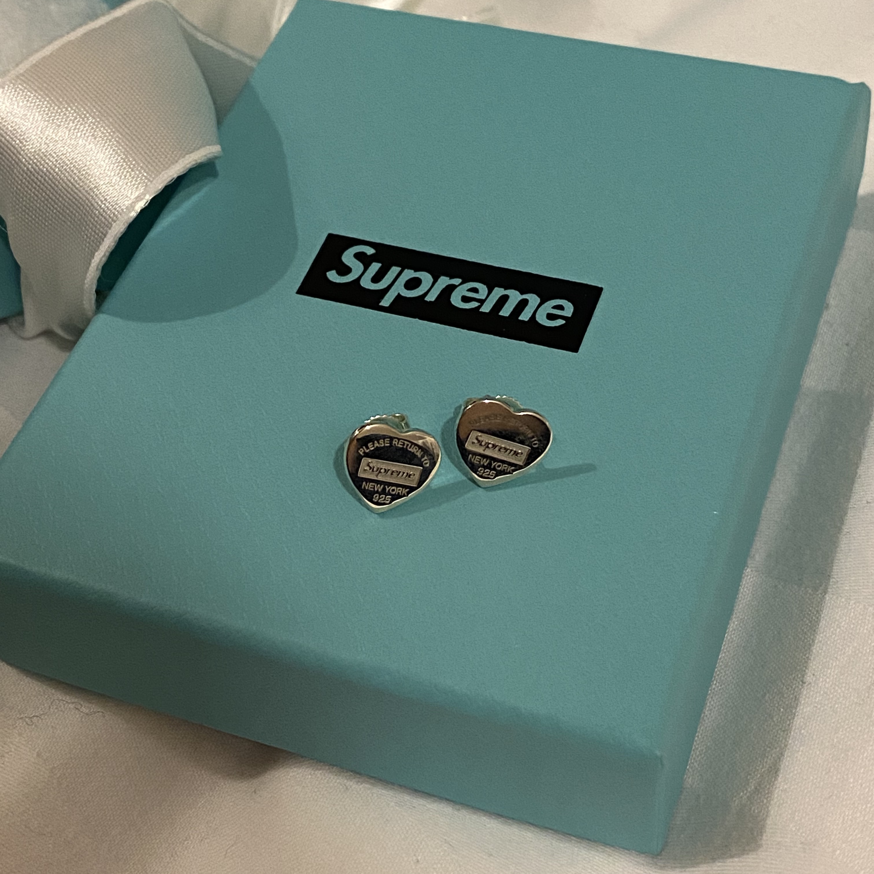 Supreme x Tiffany & Co. Heart Tag Stud Earrings Silver - 21FW 착용 스타일 - 2