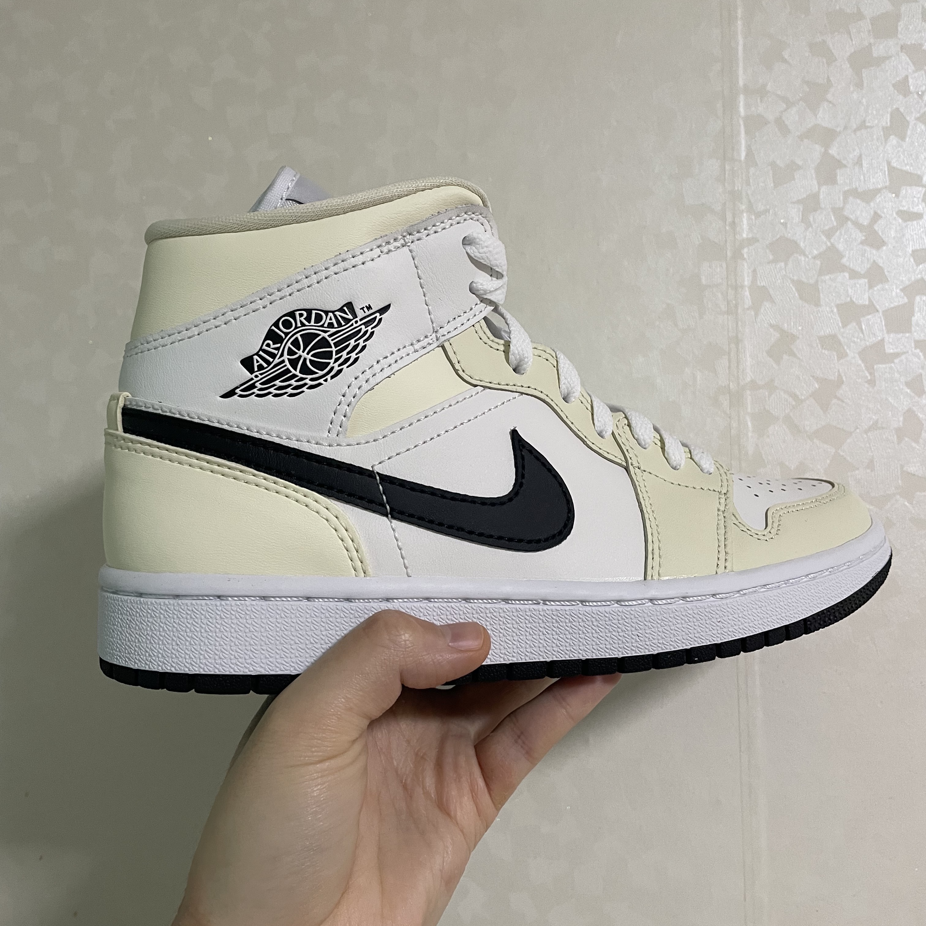 (W) Jordan 1 Mid Coconut Milk 착용 스타일 - 1