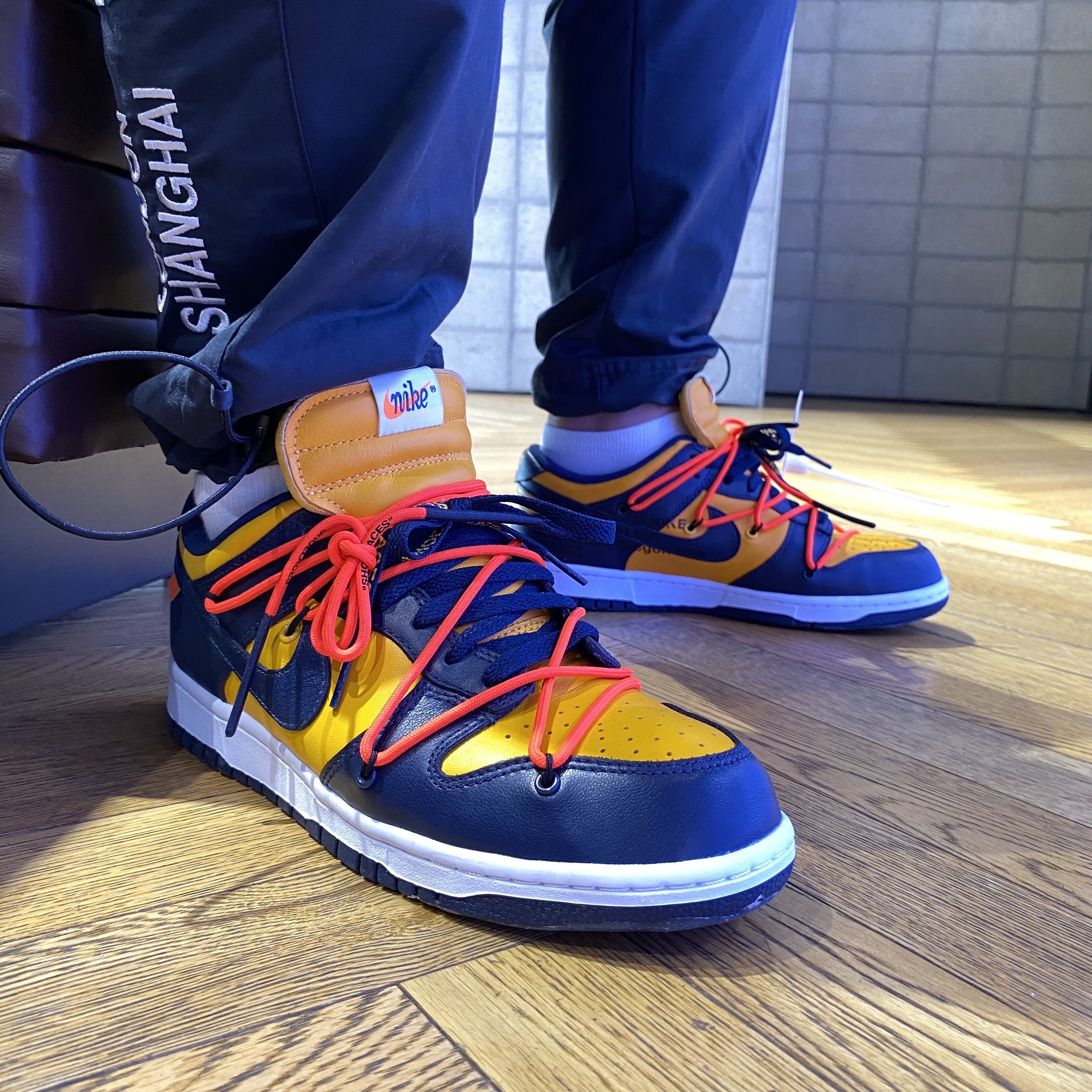 Nike x Off-White Dunk Low University Gold Midnight Navy 착용 스타일