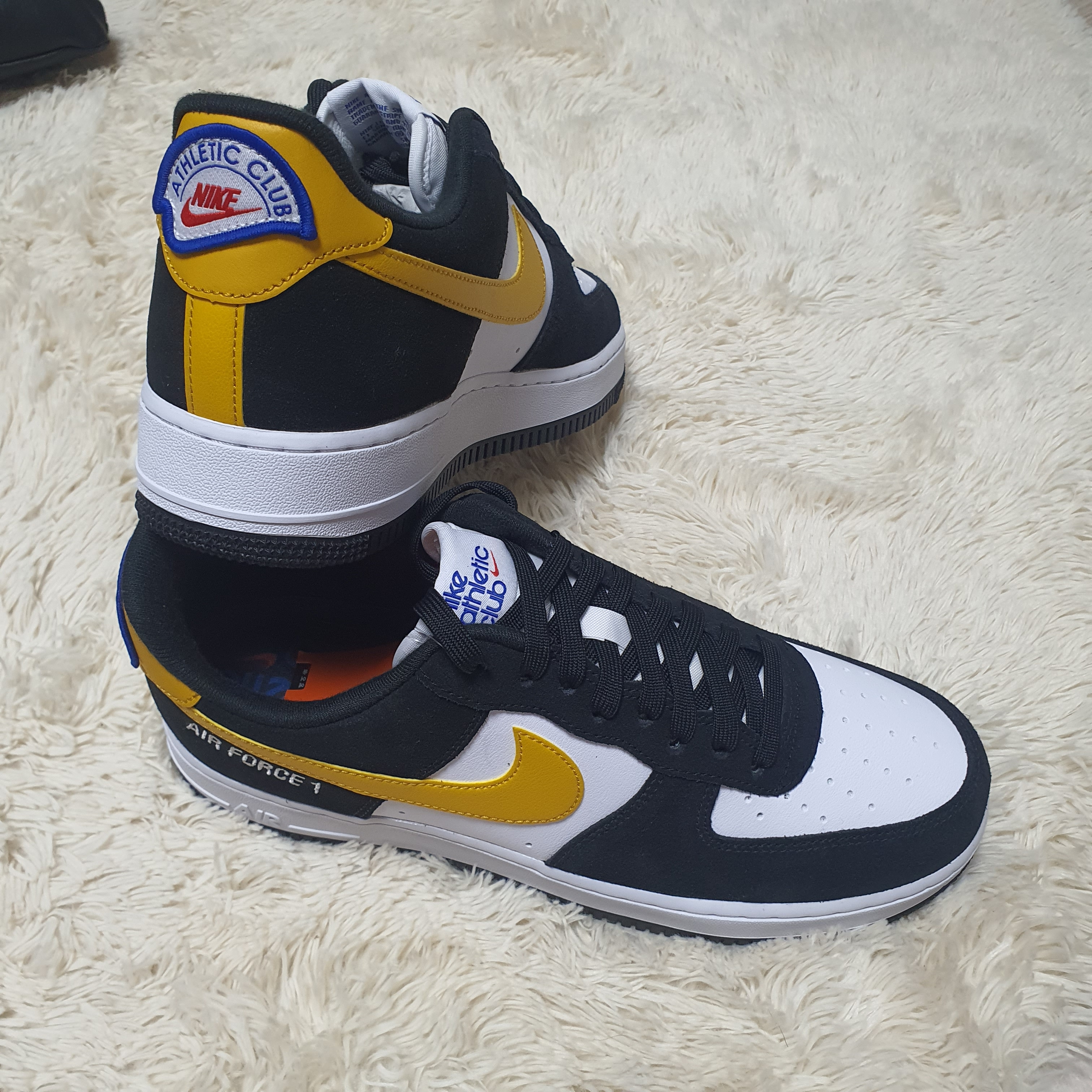 Nike Air Force 1 '07 LV8 Athletic Club Black Dark Sulfur 착용 스타일