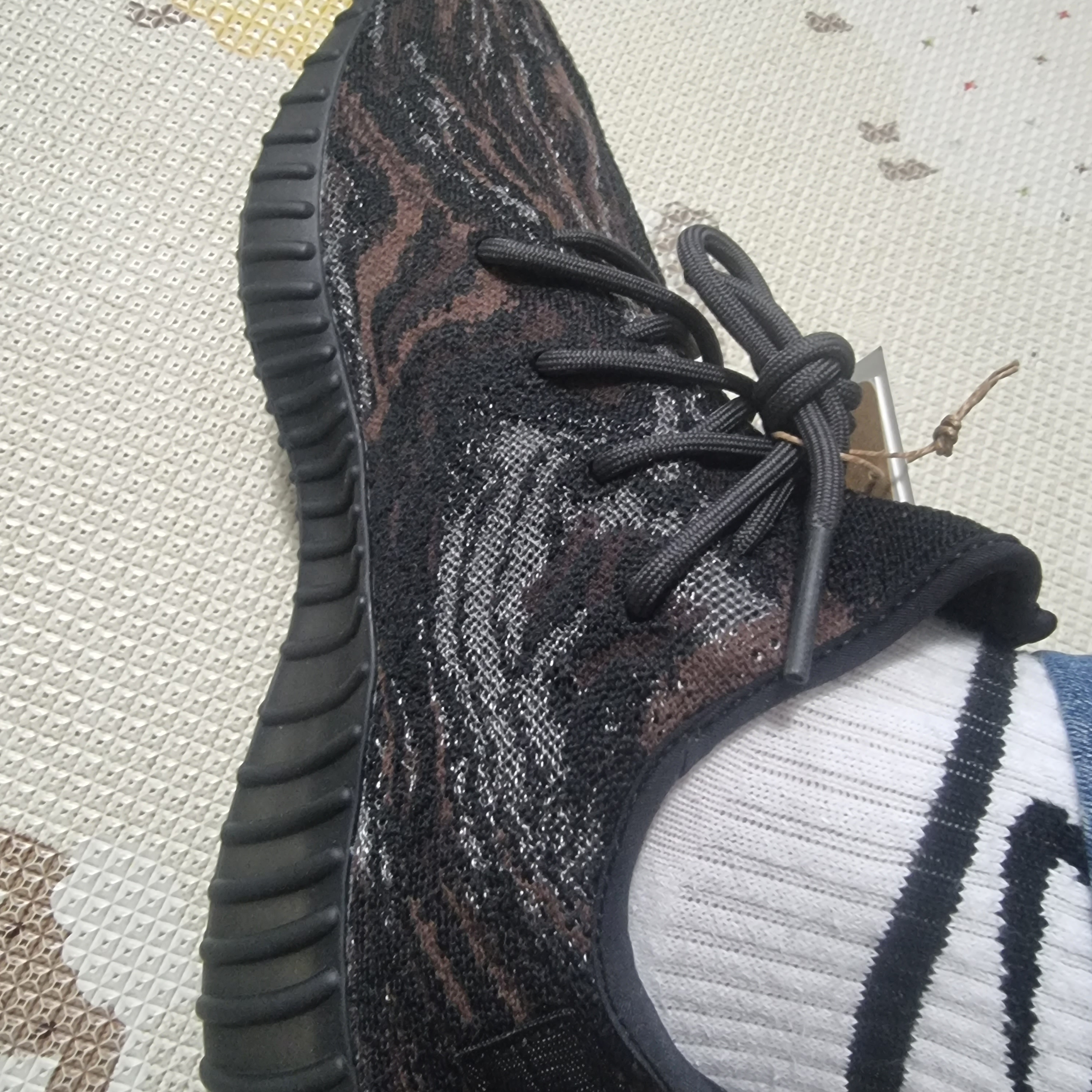 Adidas Yeezy Boost 350 V2 MX Rock 착용 스타일 - 4