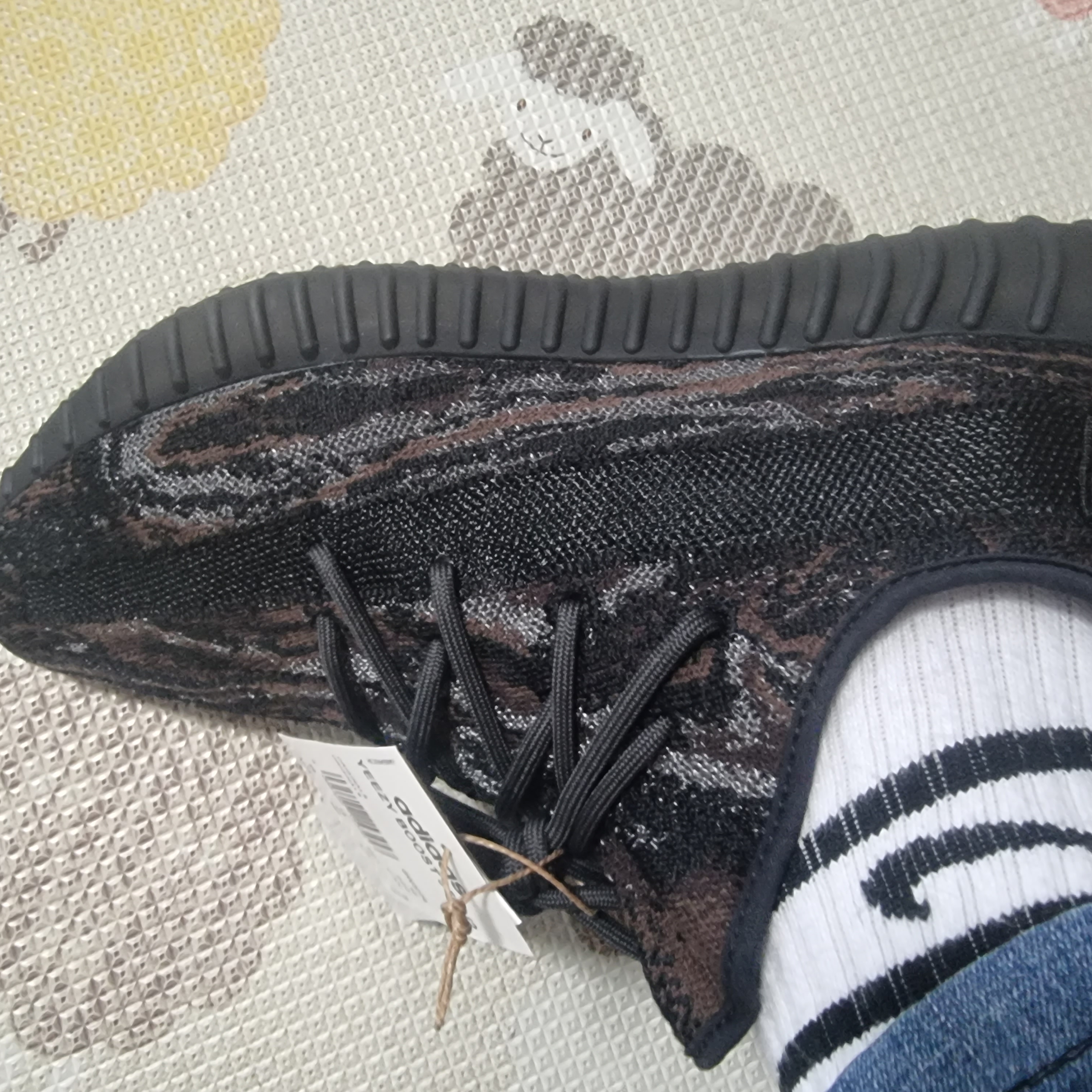 Adidas Yeezy Boost 350 V2 MX Rock 착용 스타일 - 5