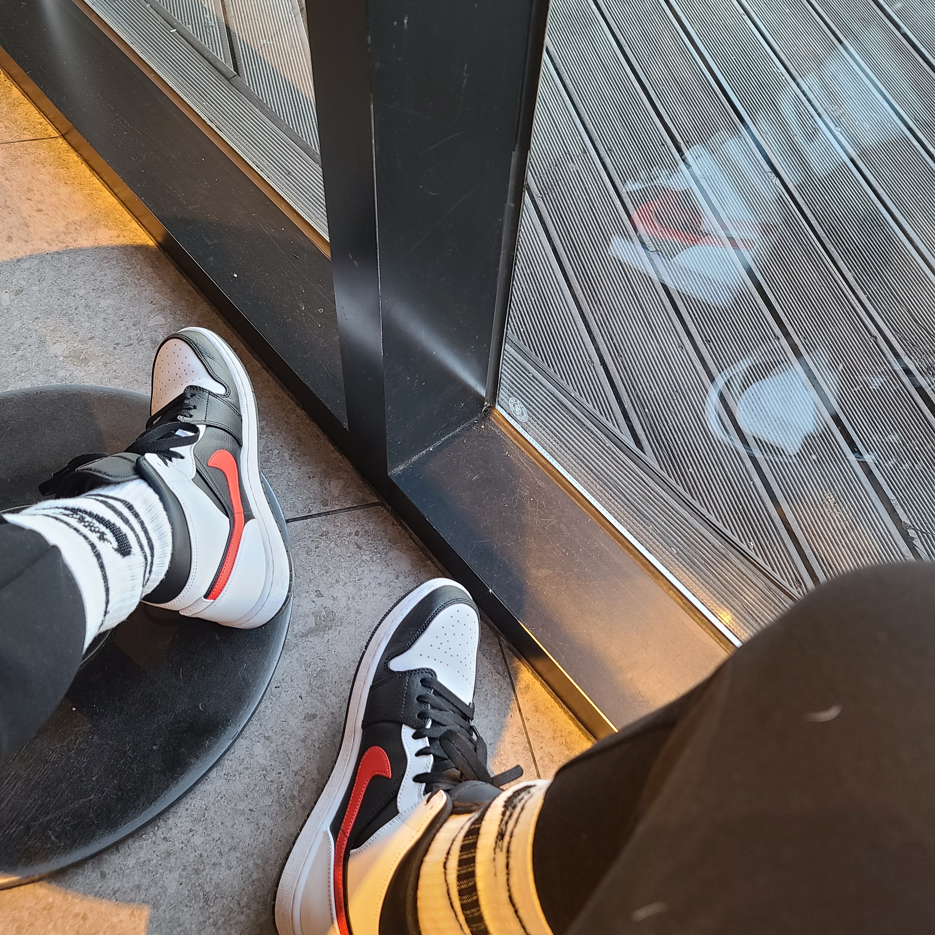 Jordan 1 Mid Black Chile Red 착용 스타일 - 1