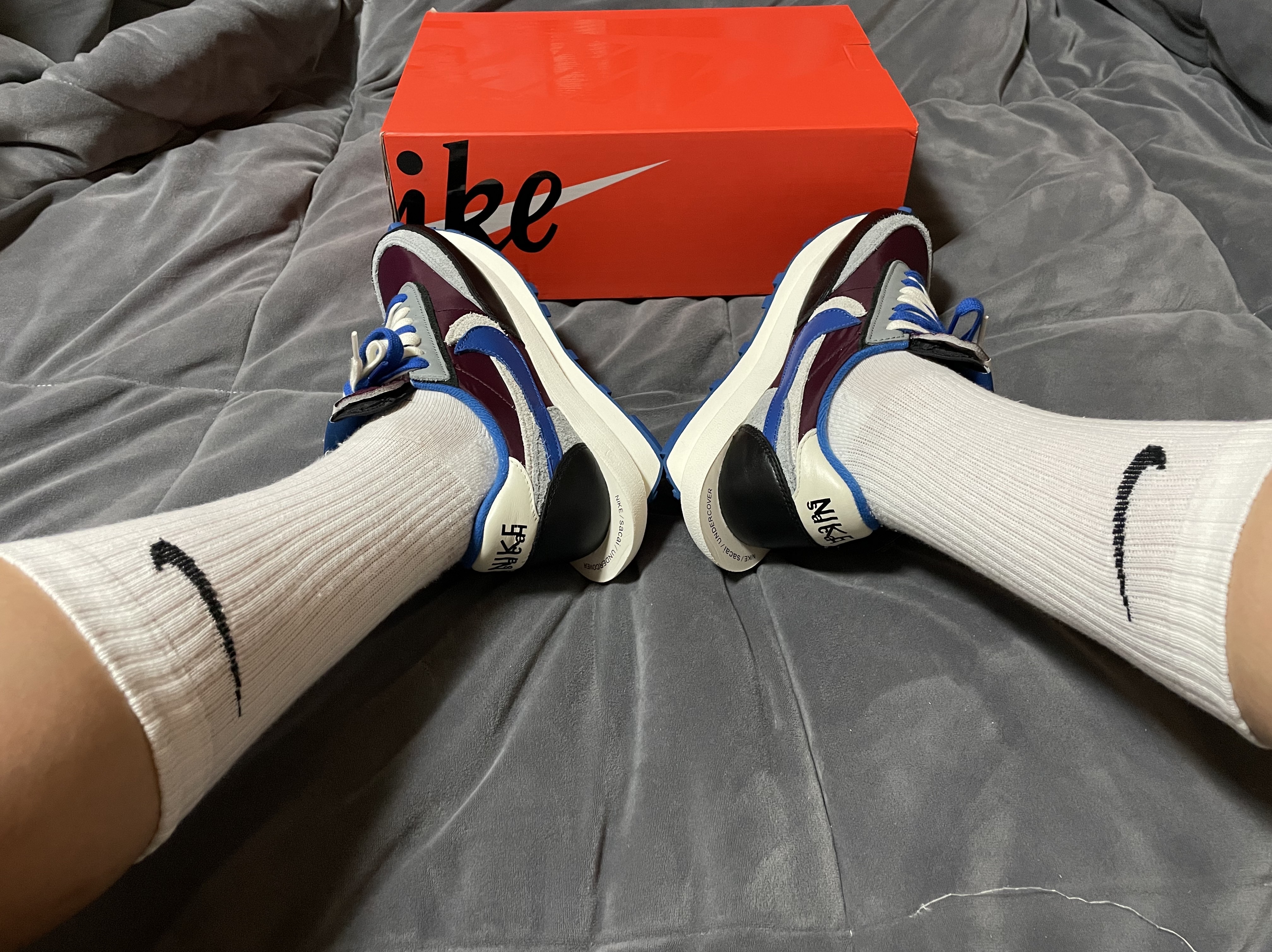 Nike x Sacai x Undercover LDWaffle Night Maroon Team Royal 착용 스타일