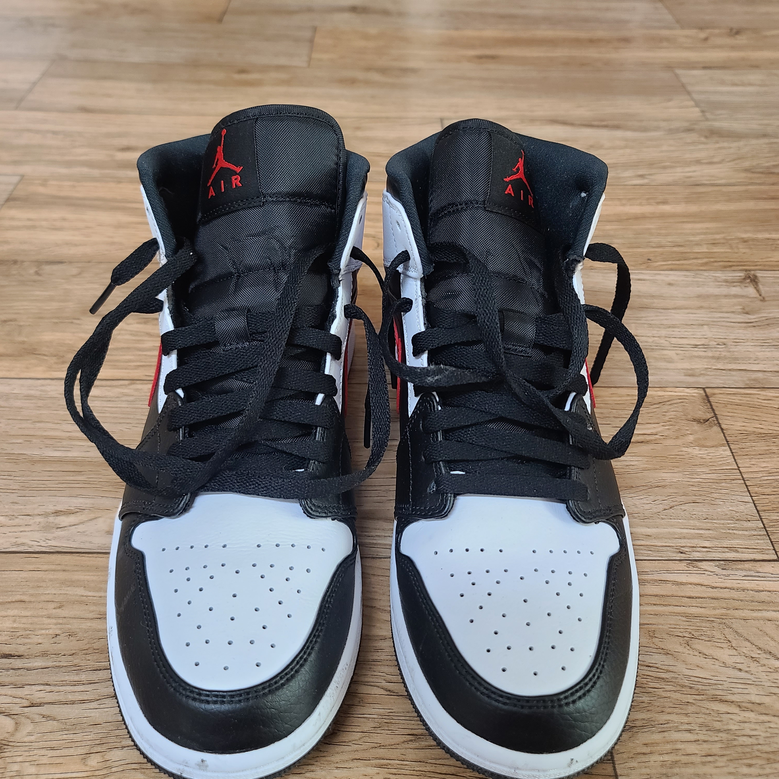 Jordan 1 Mid Black Chile Red 착용 스타일 - 3