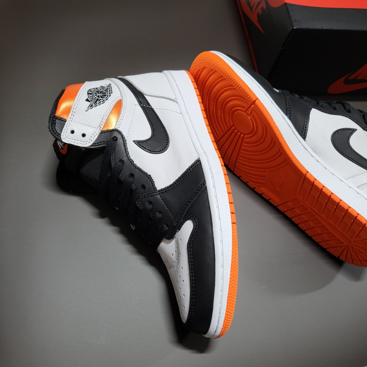 Jordan 1 Retro High OG Electro Orange 착용 스타일 - 2