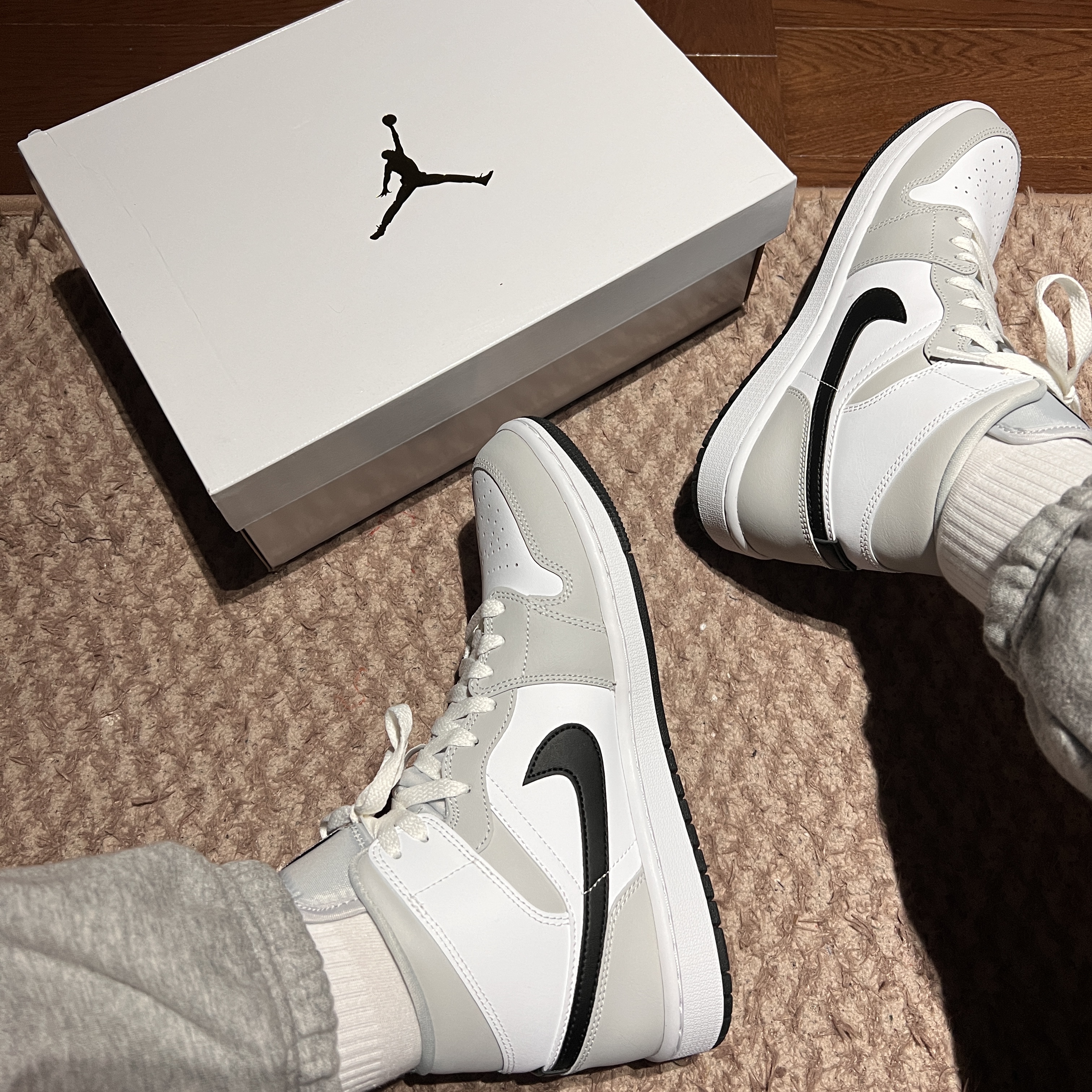 (W) Jordan 1 Mid Grey Fog 착용 스타일 - 1