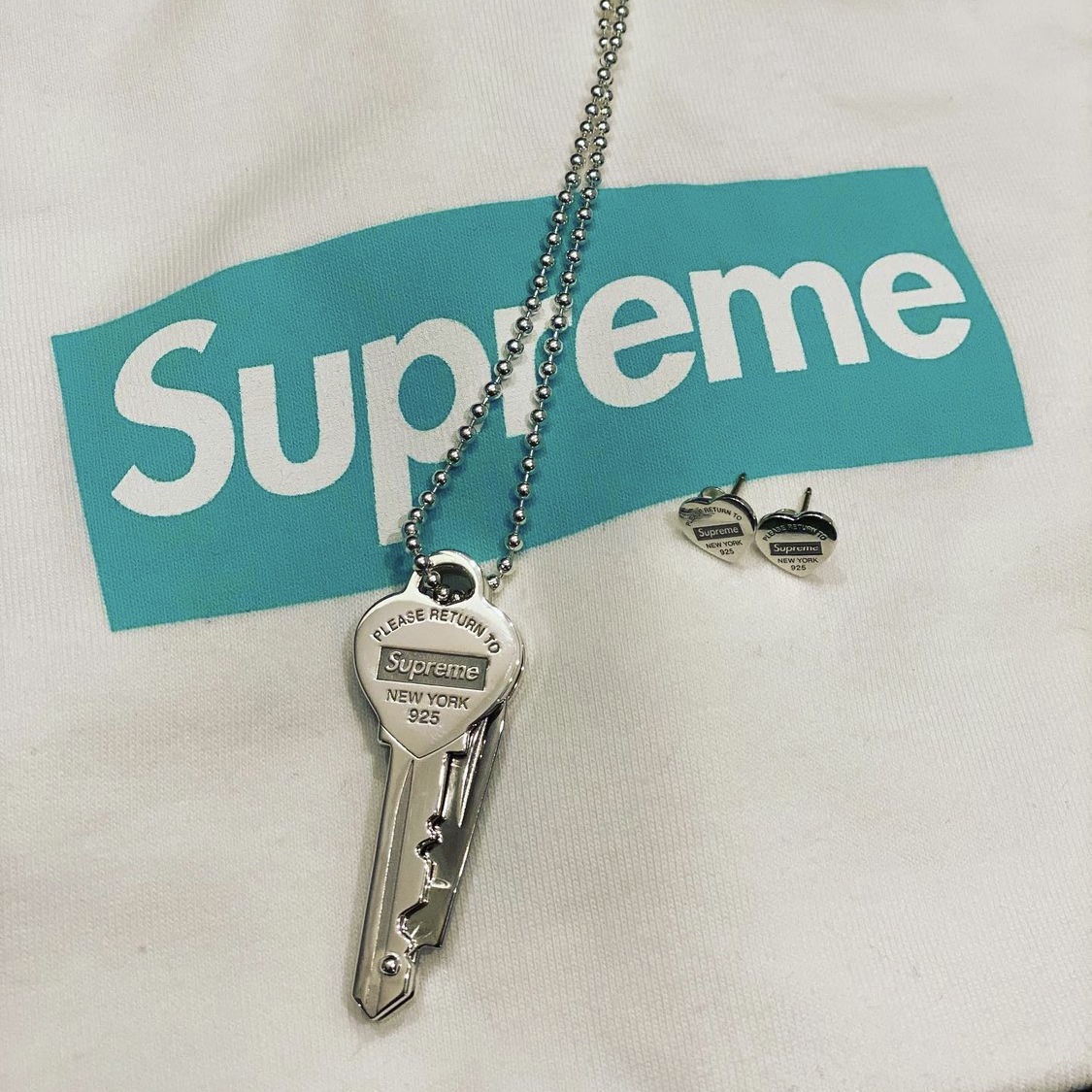 Supreme x Tiffany & Co. Return to Tiffany Heart Knife Keyring Silver - 21FW, Supreme x Tiffany & Co. Box Logo T-Shirt White - 21FW 착용 스타일 - 1