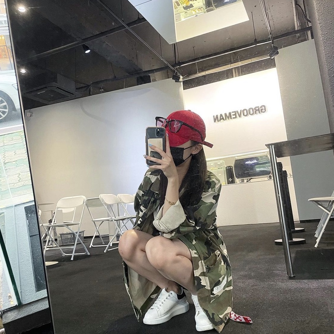 (W) Alexander McQueen Oversized Sneakers White Black 착용 스타일