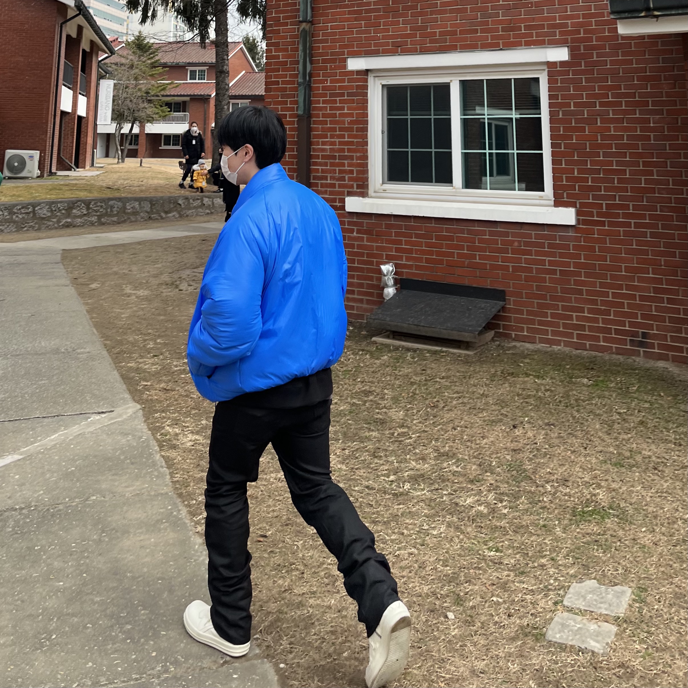 Yeezy Gap Round Jacket Blue 착용 스타일 - 2